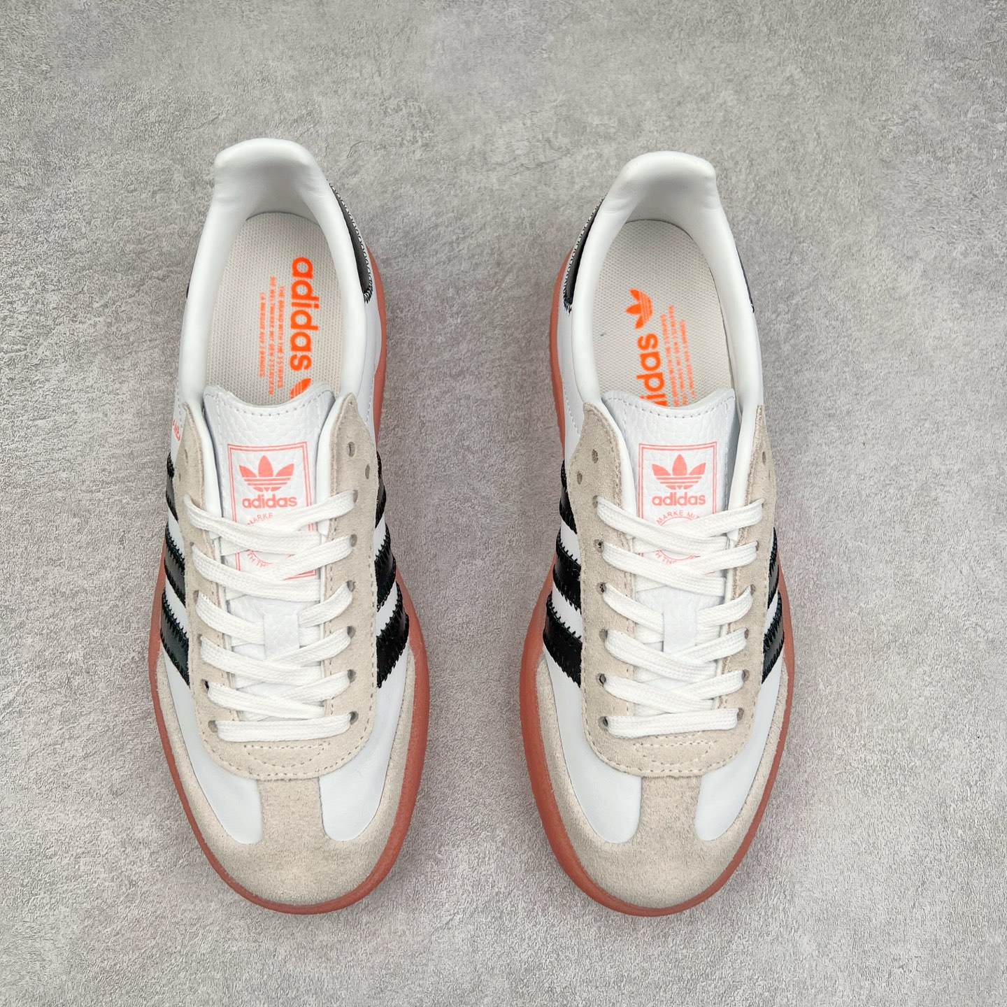 图片[2]-AD Samba XLG 桑巴舞加大厚底版系列德训风百搭松糕休闲运动板鞋生胶底 JI3072 自Originals Samba成功借势Blokecore风潮一跃成为街头巷尾的焦点鞋款后,不论是围绕Samba本身打造的各式「变种版本」,还是以Samba为蓝本打造联名鞋款,都成为了时尚潮流人士日常穿搭首选。Samba XLG是adidas Originals不断扩展XLG系列的一部分,旨在与年轻文化相契合,迎合那些希望通过个性时尚表达自我而不愿牺牲舒适度的年轻群体。街头时尚领域的Gen Z特别偏爱宽松的穿着风格。Samba XLG针对这一点做了创新。它在延续Samba OG经典设计的基础上,迎合年轻群体的穿着习惯,重塑为宽大的鞋身比例轮廓以及加厚中底,让消费者轻松展示自己独特的风格。全新的Samba XLG系列不仅迎合了当下年轻群体的穿搭习惯,加宽了鞋身比例以及将中底进一步增厚,在视觉比例上更加饱满,同时还保留了经典Samba的细节,这样一来,鞋迷朋友在穿搭上不仅能更加个性化,而且还能延续一定的复古感受。尺码：36 36⅔ 37⅓ 38 38⅔ 39⅓ 40 40⅔ 41⅓ 42 42⅔ 43⅓ 44 45-选品中心