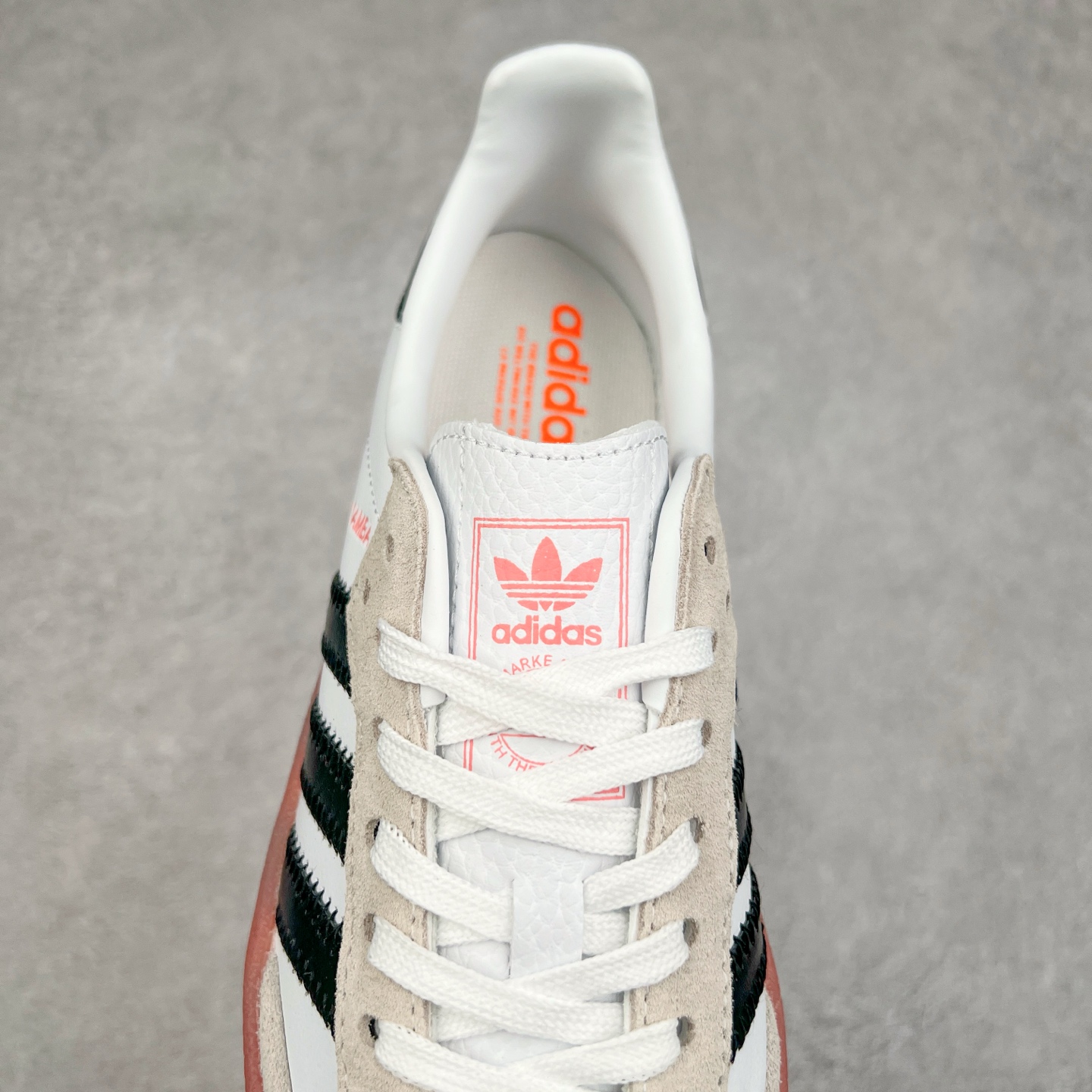 图片[5]-AD Samba XLG 桑巴舞加大厚底版系列德训风百搭松糕休闲运动板鞋生胶底 JI3072 自Originals Samba成功借势Blokecore风潮一跃成为街头巷尾的焦点鞋款后,不论是围绕Samba本身打造的各式「变种版本」,还是以Samba为蓝本打造联名鞋款,都成为了时尚潮流人士日常穿搭首选。Samba XLG是adidas Originals不断扩展XLG系列的一部分,旨在与年轻文化相契合,迎合那些希望通过个性时尚表达自我而不愿牺牲舒适度的年轻群体。街头时尚领域的Gen Z特别偏爱宽松的穿着风格。Samba XLG针对这一点做了创新。它在延续Samba OG经典设计的基础上,迎合年轻群体的穿着习惯,重塑为宽大的鞋身比例轮廓以及加厚中底,让消费者轻松展示自己独特的风格。全新的Samba XLG系列不仅迎合了当下年轻群体的穿搭习惯,加宽了鞋身比例以及将中底进一步增厚,在视觉比例上更加饱满,同时还保留了经典Samba的细节,这样一来,鞋迷朋友在穿搭上不仅能更加个性化,而且还能延续一定的复古感受。尺码：36 36⅔ 37⅓ 38 38⅔ 39⅓ 40 40⅔ 41⅓ 42 42⅔ 43⅓ 44 45-选品中心