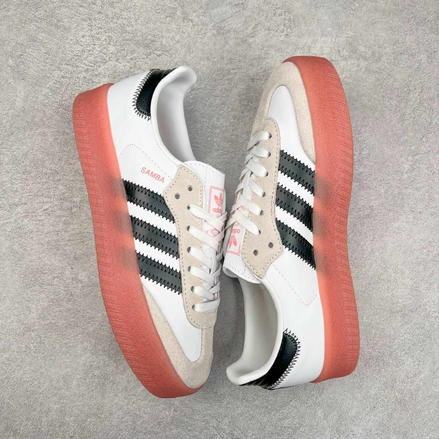 图片[3]-AD Samba XLG 桑巴舞加大厚底版系列德训风百搭松糕休闲运动板鞋生胶底 JI3072 自Originals Samba成功借势Blokecore风潮一跃成为街头巷尾的焦点鞋款后,不论是围绕Samba本身打造的各式「变种版本」,还是以Samba为蓝本打造联名鞋款,都成为了时尚潮流人士日常穿搭首选。Samba XLG是adidas Originals不断扩展XLG系列的一部分,旨在与年轻文化相契合,迎合那些希望通过个性时尚表达自我而不愿牺牲舒适度的年轻群体。街头时尚领域的Gen Z特别偏爱宽松的穿着风格。Samba XLG针对这一点做了创新。它在延续Samba OG经典设计的基础上,迎合年轻群体的穿着习惯,重塑为宽大的鞋身比例轮廓以及加厚中底,让消费者轻松展示自己独特的风格。全新的Samba XLG系列不仅迎合了当下年轻群体的穿搭习惯,加宽了鞋身比例以及将中底进一步增厚,在视觉比例上更加饱满,同时还保留了经典Samba的细节,这样一来,鞋迷朋友在穿搭上不仅能更加个性化,而且还能延续一定的复古感受。尺码：36 36⅔ 37⅓ 38 38⅔ 39⅓ 40 40⅔ 41⅓ 42 42⅔ 43⅓ 44 45-选品中心