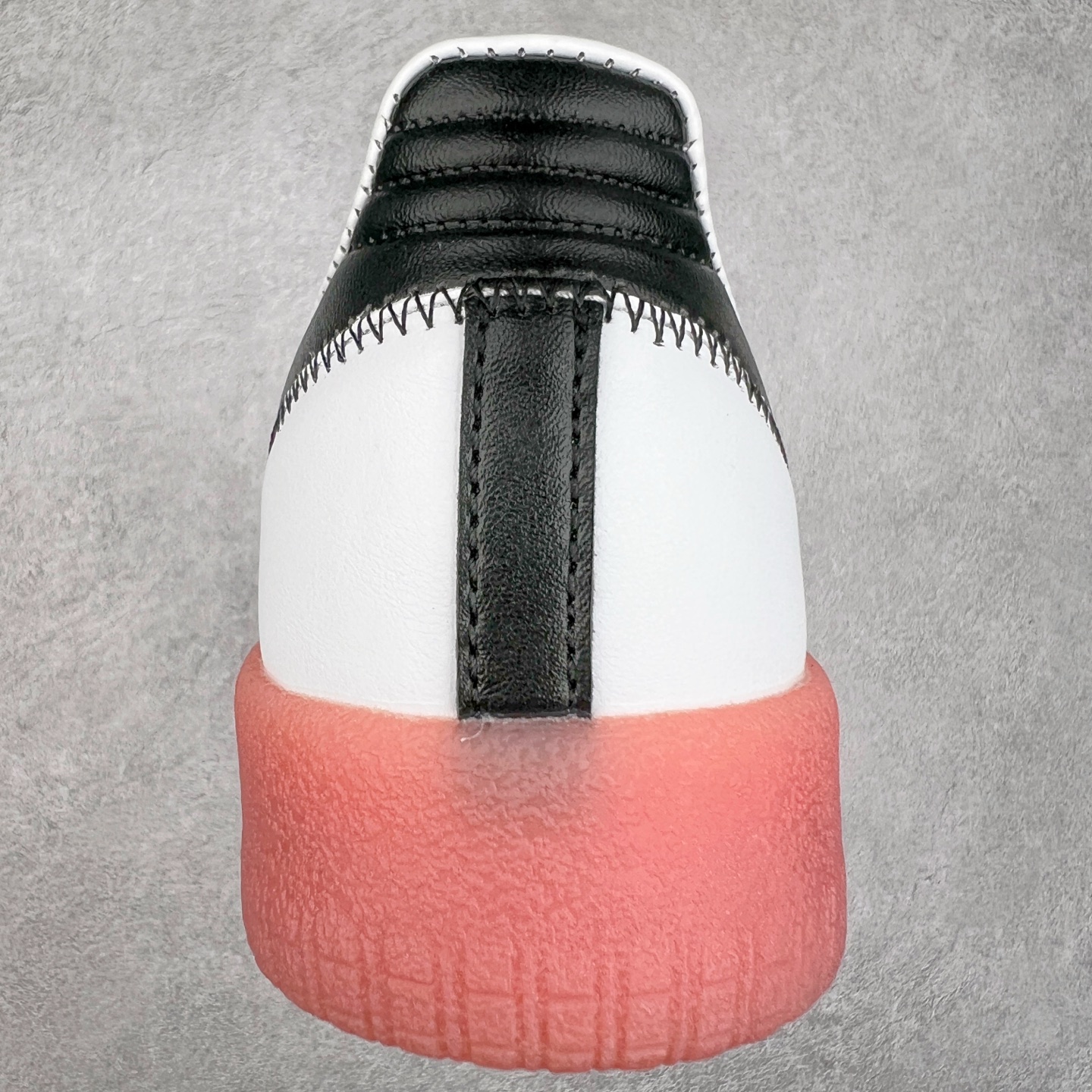 图片[8]-AD Samba XLG 桑巴舞加大厚底版系列德训风百搭松糕休闲运动板鞋生胶底 JI3072 自Originals Samba成功借势Blokecore风潮一跃成为街头巷尾的焦点鞋款后,不论是围绕Samba本身打造的各式「变种版本」,还是以Samba为蓝本打造联名鞋款,都成为了时尚潮流人士日常穿搭首选。Samba XLG是adidas Originals不断扩展XLG系列的一部分,旨在与年轻文化相契合,迎合那些希望通过个性时尚表达自我而不愿牺牲舒适度的年轻群体。街头时尚领域的Gen Z特别偏爱宽松的穿着风格。Samba XLG针对这一点做了创新。它在延续Samba OG经典设计的基础上,迎合年轻群体的穿着习惯,重塑为宽大的鞋身比例轮廓以及加厚中底,让消费者轻松展示自己独特的风格。全新的Samba XLG系列不仅迎合了当下年轻群体的穿搭习惯,加宽了鞋身比例以及将中底进一步增厚,在视觉比例上更加饱满,同时还保留了经典Samba的细节,这样一来,鞋迷朋友在穿搭上不仅能更加个性化,而且还能延续一定的复古感受。尺码：36 36⅔ 37⅓ 38 38⅔ 39⅓ 40 40⅔ 41⅓ 42 42⅔ 43⅓ 44 45-选品中心