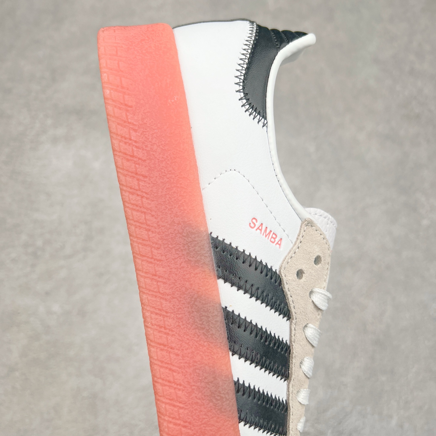 图片[6]-AD Samba XLG 桑巴舞加大厚底版系列德训风百搭松糕休闲运动板鞋生胶底 JI3072 自Originals Samba成功借势Blokecore风潮一跃成为街头巷尾的焦点鞋款后,不论是围绕Samba本身打造的各式「变种版本」,还是以Samba为蓝本打造联名鞋款,都成为了时尚潮流人士日常穿搭首选。Samba XLG是adidas Originals不断扩展XLG系列的一部分,旨在与年轻文化相契合,迎合那些希望通过个性时尚表达自我而不愿牺牲舒适度的年轻群体。街头时尚领域的Gen Z特别偏爱宽松的穿着风格。Samba XLG针对这一点做了创新。它在延续Samba OG经典设计的基础上,迎合年轻群体的穿着习惯,重塑为宽大的鞋身比例轮廓以及加厚中底,让消费者轻松展示自己独特的风格。全新的Samba XLG系列不仅迎合了当下年轻群体的穿搭习惯,加宽了鞋身比例以及将中底进一步增厚,在视觉比例上更加饱满,同时还保留了经典Samba的细节,这样一来,鞋迷朋友在穿搭上不仅能更加个性化,而且还能延续一定的复古感受。尺码：36 36⅔ 37⅓ 38 38⅔ 39⅓ 40 40⅔ 41⅓ 42 42⅔ 43⅓ 44 45-选品中心