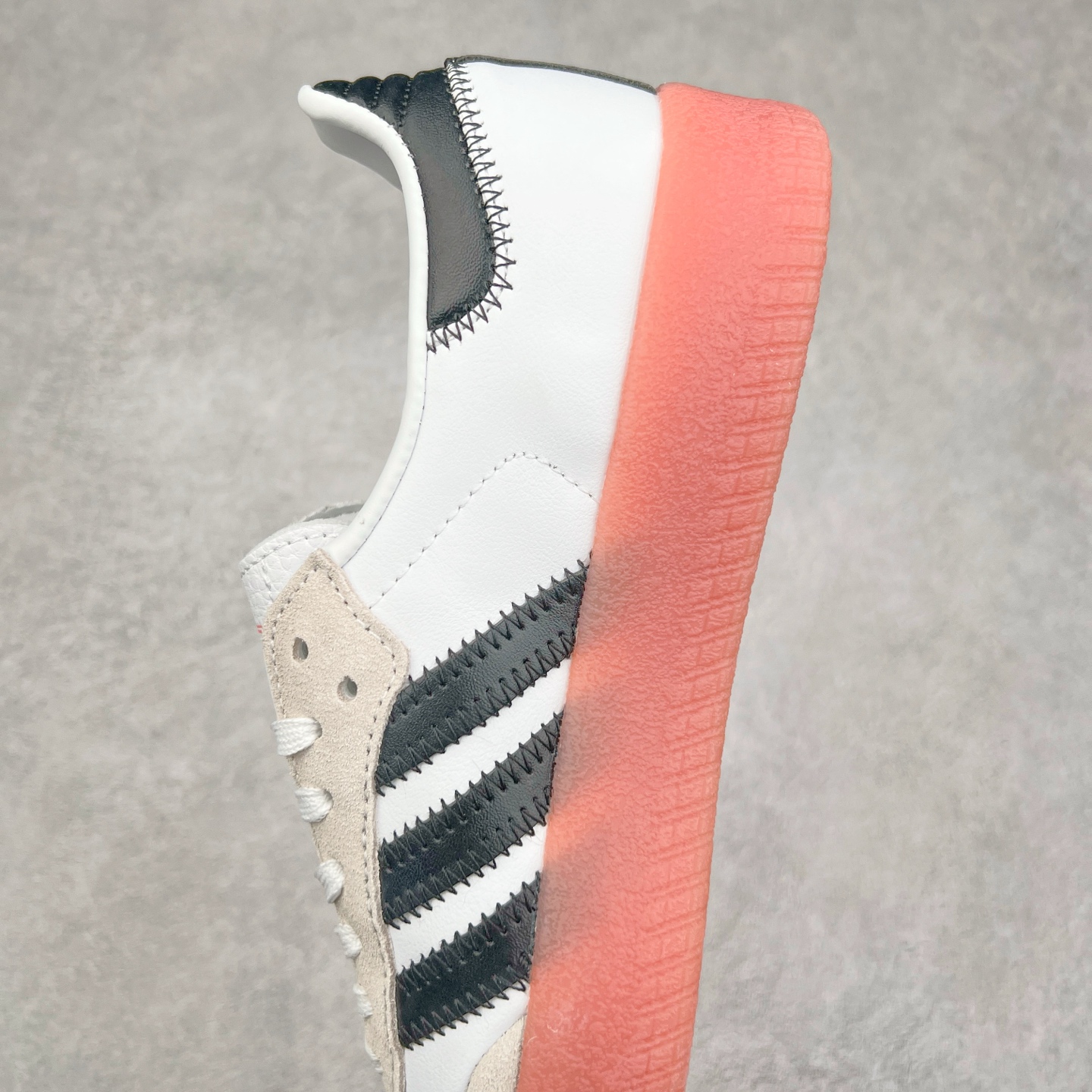 图片[7]-AD Samba XLG 桑巴舞加大厚底版系列德训风百搭松糕休闲运动板鞋生胶底 JI3072 自Originals Samba成功借势Blokecore风潮一跃成为街头巷尾的焦点鞋款后,不论是围绕Samba本身打造的各式「变种版本」,还是以Samba为蓝本打造联名鞋款,都成为了时尚潮流人士日常穿搭首选。Samba XLG是adidas Originals不断扩展XLG系列的一部分,旨在与年轻文化相契合,迎合那些希望通过个性时尚表达自我而不愿牺牲舒适度的年轻群体。街头时尚领域的Gen Z特别偏爱宽松的穿着风格。Samba XLG针对这一点做了创新。它在延续Samba OG经典设计的基础上,迎合年轻群体的穿着习惯,重塑为宽大的鞋身比例轮廓以及加厚中底,让消费者轻松展示自己独特的风格。全新的Samba XLG系列不仅迎合了当下年轻群体的穿搭习惯,加宽了鞋身比例以及将中底进一步增厚,在视觉比例上更加饱满,同时还保留了经典Samba的细节,这样一来,鞋迷朋友在穿搭上不仅能更加个性化,而且还能延续一定的复古感受。尺码：36 36⅔ 37⅓ 38 38⅔ 39⅓ 40 40⅔ 41⅓ 42 42⅔ 43⅓ 44 45-选品中心