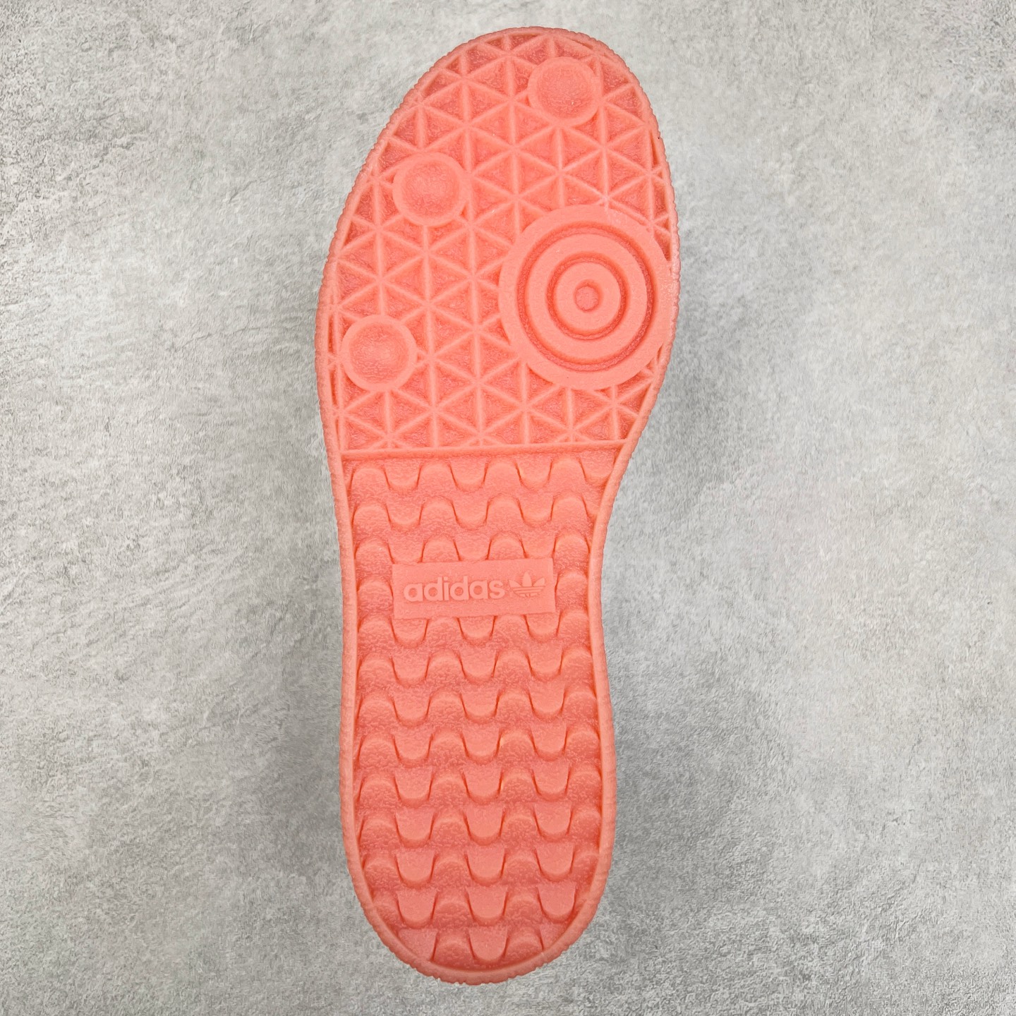 图片[9]-AD Samba XLG 桑巴舞加大厚底版系列德训风百搭松糕休闲运动板鞋生胶底 JI3072 自Originals Samba成功借势Blokecore风潮一跃成为街头巷尾的焦点鞋款后,不论是围绕Samba本身打造的各式「变种版本」,还是以Samba为蓝本打造联名鞋款,都成为了时尚潮流人士日常穿搭首选。Samba XLG是adidas Originals不断扩展XLG系列的一部分,旨在与年轻文化相契合,迎合那些希望通过个性时尚表达自我而不愿牺牲舒适度的年轻群体。街头时尚领域的Gen Z特别偏爱宽松的穿着风格。Samba XLG针对这一点做了创新。它在延续Samba OG经典设计的基础上,迎合年轻群体的穿着习惯,重塑为宽大的鞋身比例轮廓以及加厚中底,让消费者轻松展示自己独特的风格。全新的Samba XLG系列不仅迎合了当下年轻群体的穿搭习惯,加宽了鞋身比例以及将中底进一步增厚,在视觉比例上更加饱满,同时还保留了经典Samba的细节,这样一来,鞋迷朋友在穿搭上不仅能更加个性化,而且还能延续一定的复古感受。尺码：36 36⅔ 37⅓ 38 38⅔ 39⅓ 40 40⅔ 41⅓ 42 42⅔ 43⅓ 44 45-选品中心