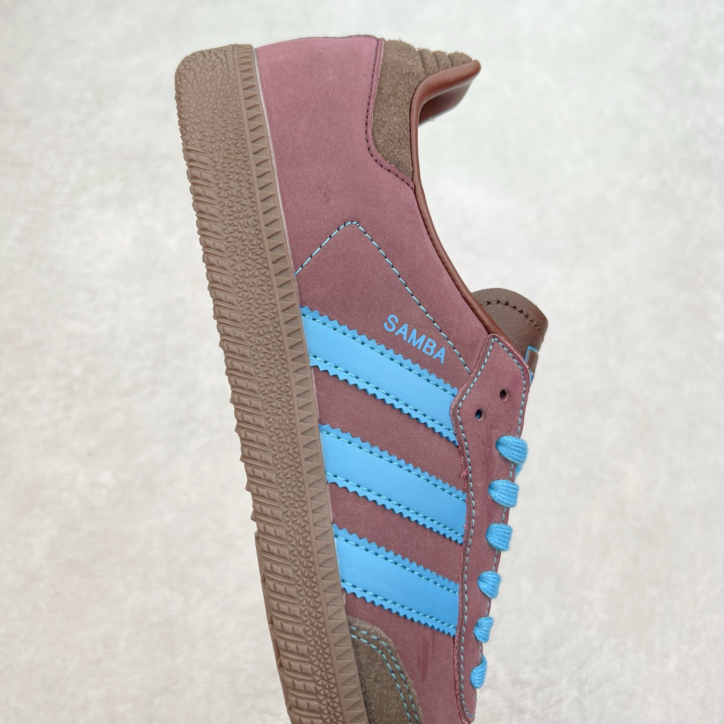 图片[6]-AD Original Samba OG 复古经典轻便板鞋 JI2733 这款桑巴鞋展示了高质量的工艺 带有装饰的超锁缝制和无缝的手感 柔软、柔软的皮革造型和标志性的3条纹完成了精致的外观 正规合身鞋带 鞋面上有绒面鞋垫 橡胶鞋底 享受正畸套筒软感 自50年代首次亮相以来就一直在赢得粉丝的青睐 尺码：36 36.5 37.5 38 38.5 39 40 40.5 41 42 42.5 43 44 44.5 45-选品中心