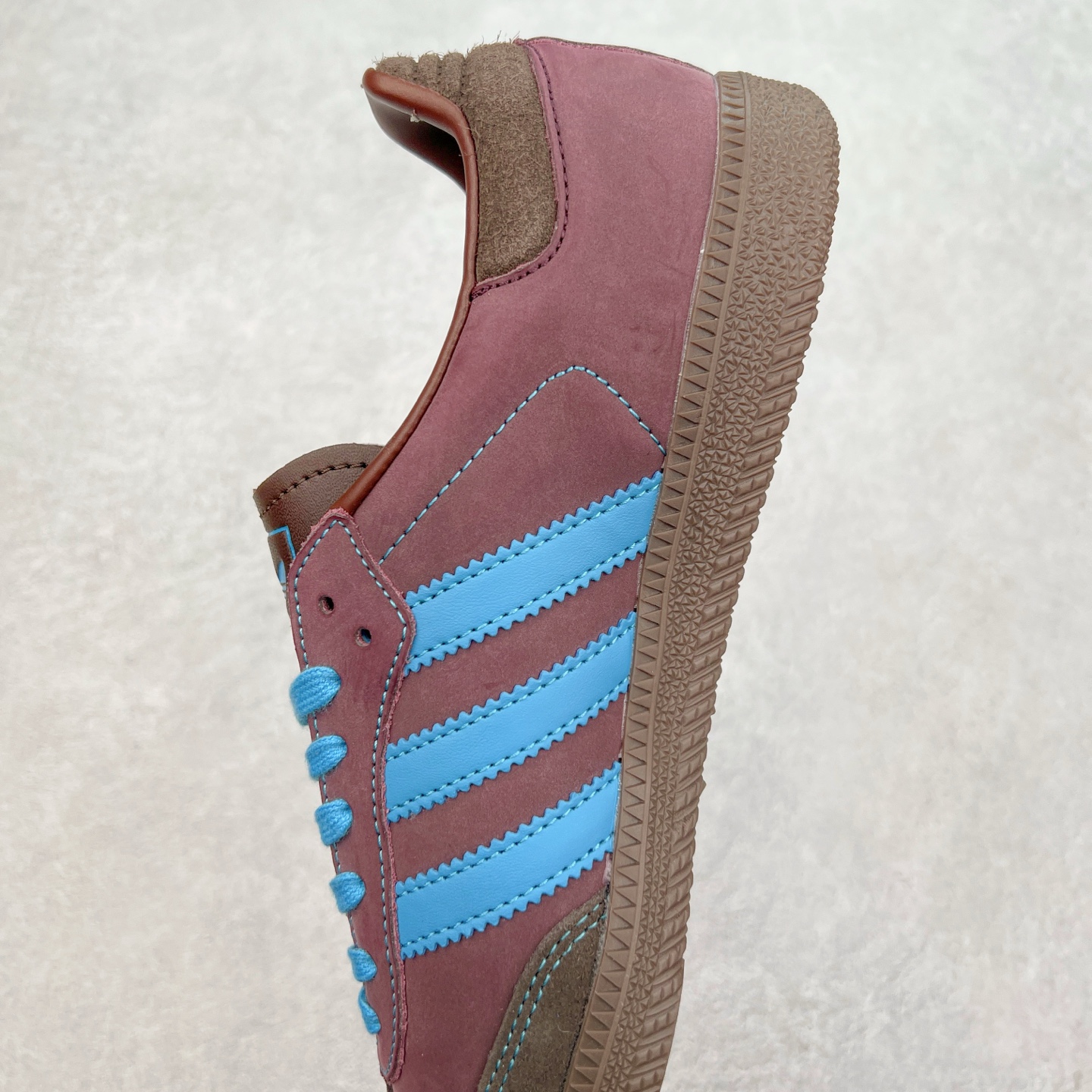 图片[7]-AD Original Samba OG 复古经典轻便板鞋 JI2733 这款桑巴鞋展示了高质量的工艺 带有装饰的超锁缝制和无缝的手感 柔软、柔软的皮革造型和标志性的3条纹完成了精致的外观 正规合身鞋带 鞋面上有绒面鞋垫 橡胶鞋底 享受正畸套筒软感 自50年代首次亮相以来就一直在赢得粉丝的青睐 尺码：36 36.5 37.5 38 38.5 39 40 40.5 41 42 42.5 43 44 44.5 45-选品中心