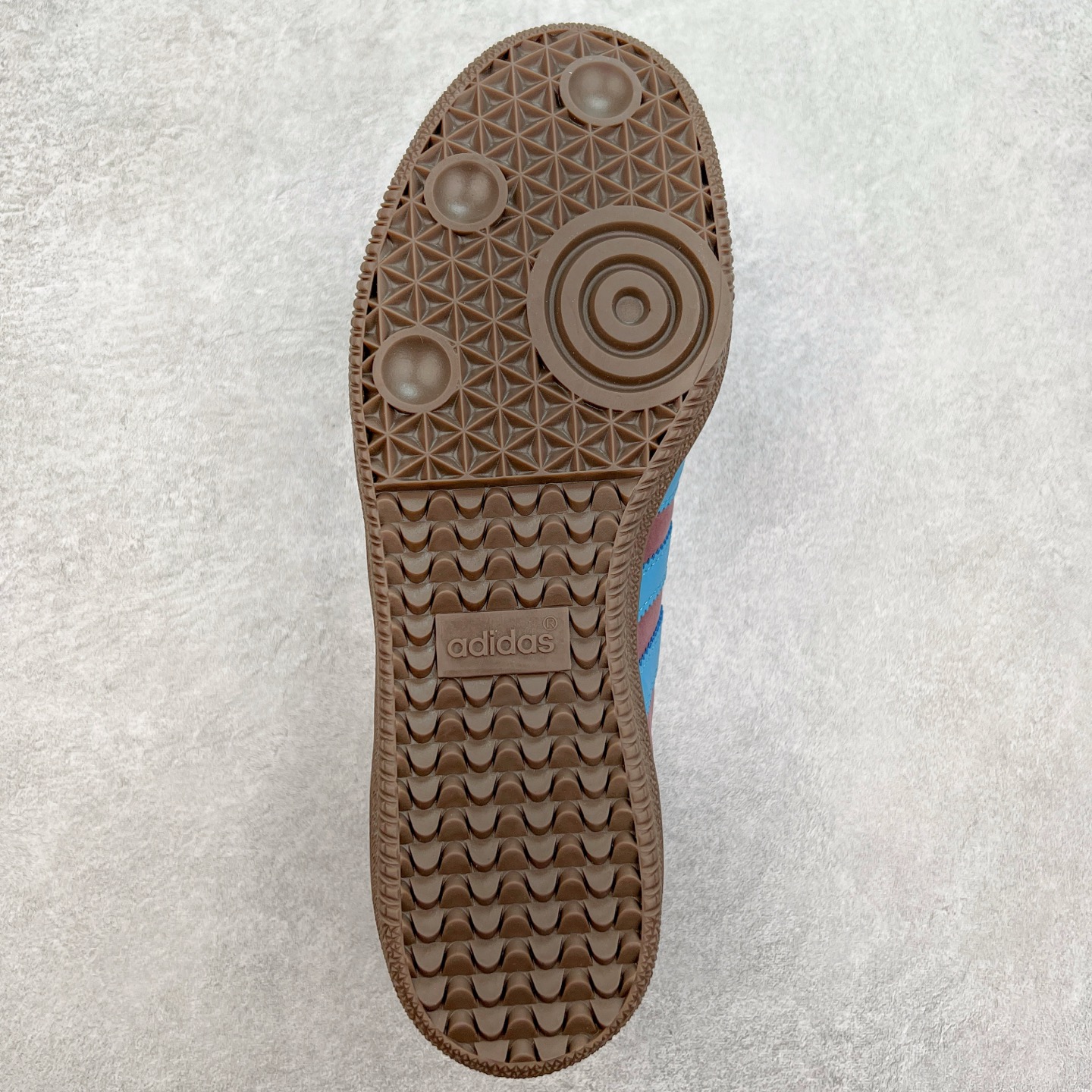 图片[9]-AD Original Samba OG 复古经典轻便板鞋 JI2733 这款桑巴鞋展示了高质量的工艺 带有装饰的超锁缝制和无缝的手感 柔软、柔软的皮革造型和标志性的3条纹完成了精致的外观 正规合身鞋带 鞋面上有绒面鞋垫 橡胶鞋底 享受正畸套筒软感 自50年代首次亮相以来就一直在赢得粉丝的青睐 尺码：36 36.5 37.5 38 38.5 39 40 40.5 41 42 42.5 43 44 44.5 45-选品中心