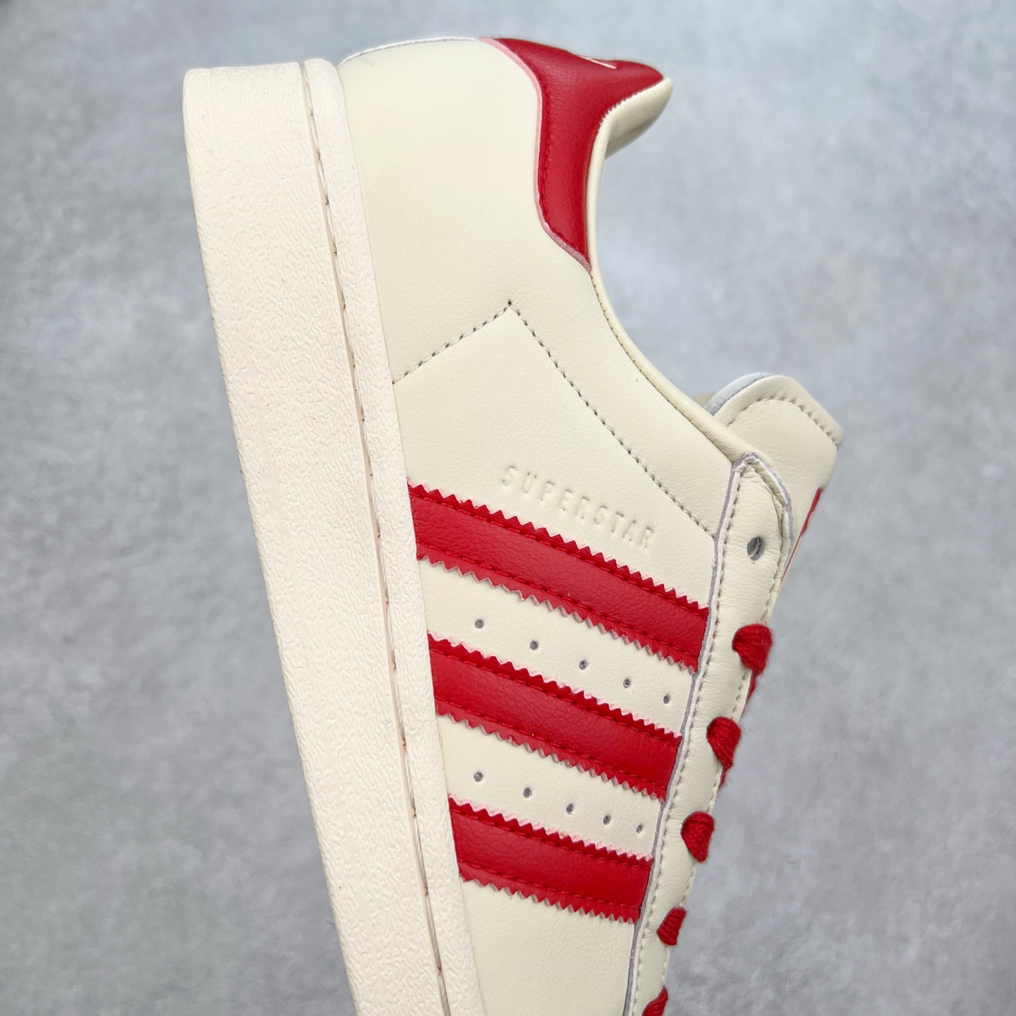 图片[7]-AD Originals Superstar 经典复古贝壳头板鞋 JP7142 诞生于1969年 是第一双将全皮面鞋 身与橡胶鞋头结合在一起的低帮篮球鞋 Superstar最开始 是作为高帮篮球鞋Pro Model的低帮版本而出现的 但因为其独特和醒目的橡胶鞋头造型而让大家熟知 被大家形象地称为\\\”shelltoe\\\”贝壳头 在70年代的美国职业篮球场上 接近3/4的NBA球员都将这双Superstar作为场上用鞋 80年代之后 经过不断的改良和发展 Superstar逐渐成为横跨时装、音乐、街头文化、休闲和运动等各大领域的时尚潮鞋 尺码：36 36.5 37 38 38.5 39 40 40.5 41 42 42.5 43 44 44.5 45-选品中心