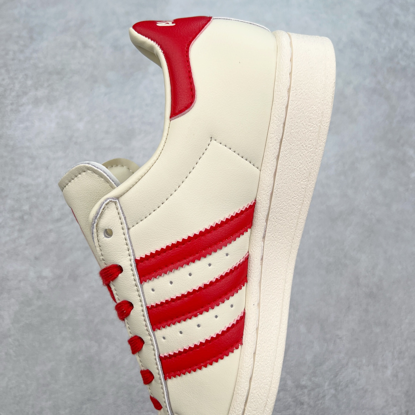 图片[8]-AD Originals Superstar 经典复古贝壳头板鞋 JP7142 诞生于1969年 是第一双将全皮面鞋 身与橡胶鞋头结合在一起的低帮篮球鞋 Superstar最开始 是作为高帮篮球鞋Pro Model的低帮版本而出现的 但因为其独特和醒目的橡胶鞋头造型而让大家熟知 被大家形象地称为\\\”shelltoe\\\”贝壳头 在70年代的美国职业篮球场上 接近3/4的NBA球员都将这双Superstar作为场上用鞋 80年代之后 经过不断的改良和发展 Superstar逐渐成为横跨时装、音乐、街头文化、休闲和运动等各大领域的时尚潮鞋 尺码：36 36.5 37 38 38.5 39 40 40.5 41 42 42.5 43 44 44.5 45-选品中心