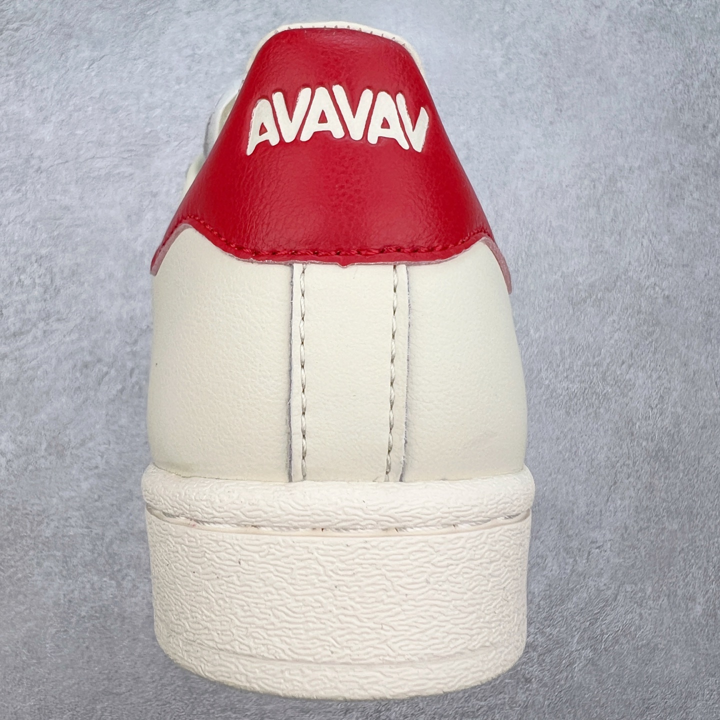 图片[9]-AD Originals Superstar 经典复古贝壳头板鞋 JP7142 诞生于1969年 是第一双将全皮面鞋 身与橡胶鞋头结合在一起的低帮篮球鞋 Superstar最开始 是作为高帮篮球鞋Pro Model的低帮版本而出现的 但因为其独特和醒目的橡胶鞋头造型而让大家熟知 被大家形象地称为\\\”shelltoe\\\”贝壳头 在70年代的美国职业篮球场上 接近3/4的NBA球员都将这双Superstar作为场上用鞋 80年代之后 经过不断的改良和发展 Superstar逐渐成为横跨时装、音乐、街头文化、休闲和运动等各大领域的时尚潮鞋 尺码：36 36.5 37 38 38.5 39 40 40.5 41 42 42.5 43 44 44.5 45-选品中心