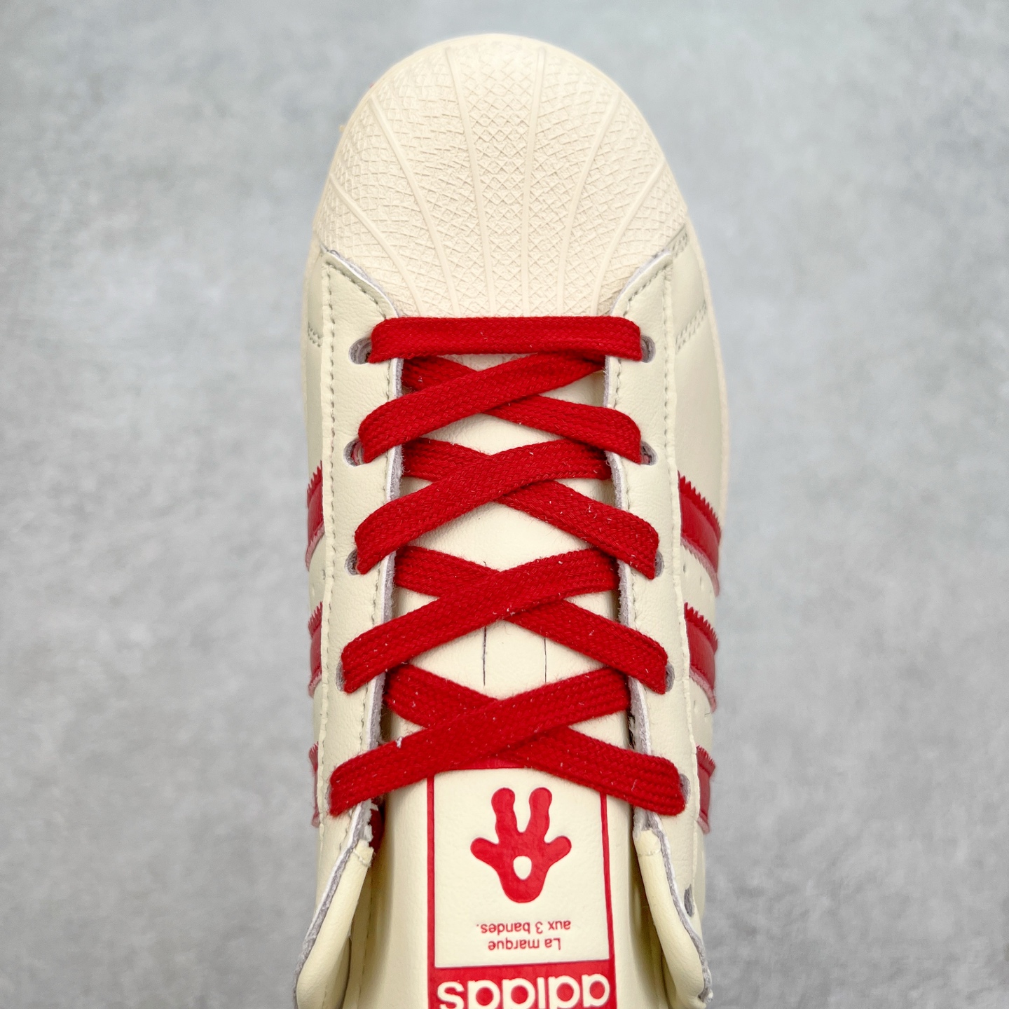 图片[5]-AD Originals Superstar 经典复古贝壳头板鞋 JP7142 诞生于1969年 是第一双将全皮面鞋 身与橡胶鞋头结合在一起的低帮篮球鞋 Superstar最开始 是作为高帮篮球鞋Pro Model的低帮版本而出现的 但因为其独特和醒目的橡胶鞋头造型而让大家熟知 被大家形象地称为\\\”shelltoe\\\”贝壳头 在70年代的美国职业篮球场上 接近3/4的NBA球员都将这双Superstar作为场上用鞋 80年代之后 经过不断的改良和发展 Superstar逐渐成为横跨时装、音乐、街头文化、休闲和运动等各大领域的时尚潮鞋 尺码：36 36.5 37 38 38.5 39 40 40.5 41 42 42.5 43 44 44.5 45-选品中心