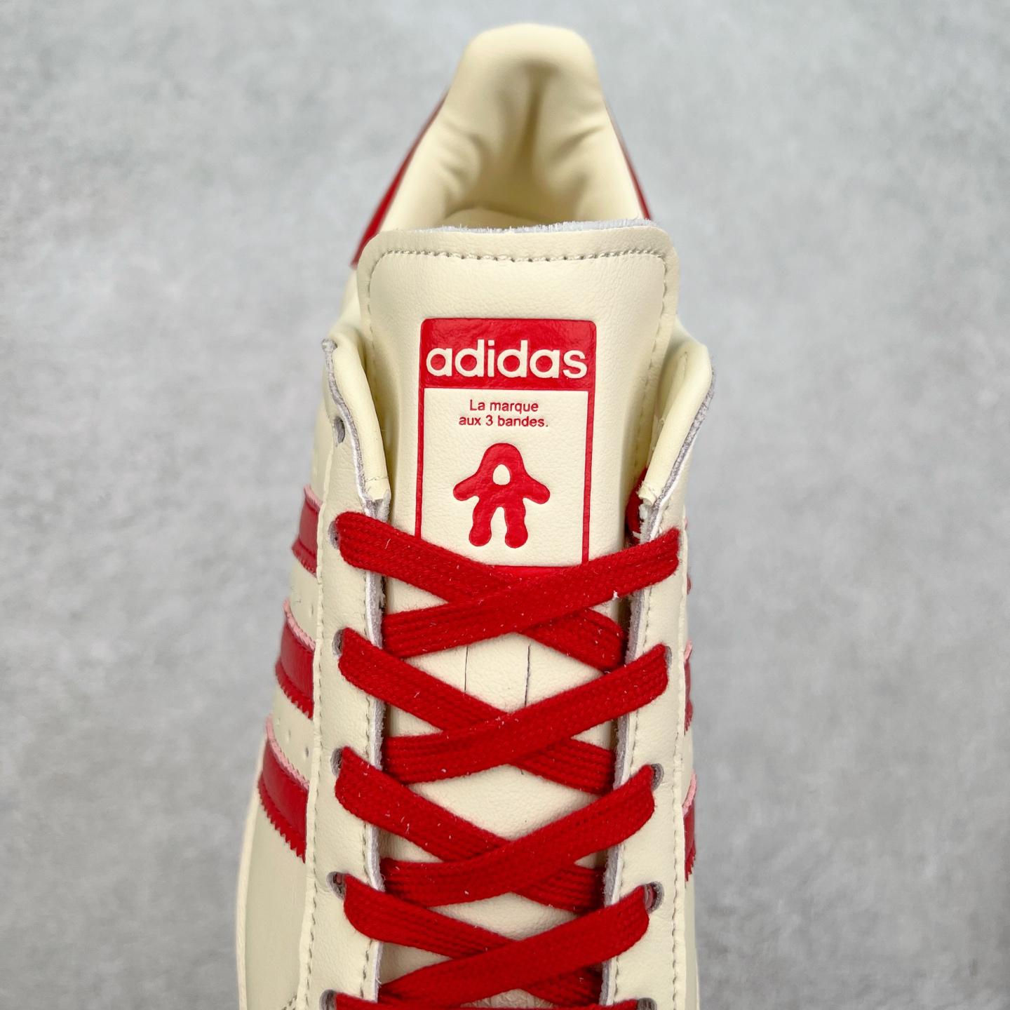 图片[6]-AD Originals Superstar 经典复古贝壳头板鞋 JP7142 诞生于1969年 是第一双将全皮面鞋 身与橡胶鞋头结合在一起的低帮篮球鞋 Superstar最开始 是作为高帮篮球鞋Pro Model的低帮版本而出现的 但因为其独特和醒目的橡胶鞋头造型而让大家熟知 被大家形象地称为\\\”shelltoe\\\”贝壳头 在70年代的美国职业篮球场上 接近3/4的NBA球员都将这双Superstar作为场上用鞋 80年代之后 经过不断的改良和发展 Superstar逐渐成为横跨时装、音乐、街头文化、休闲和运动等各大领域的时尚潮鞋 尺码：36 36.5 37 38 38.5 39 40 40.5 41 42 42.5 43 44 44.5 45-选品中心