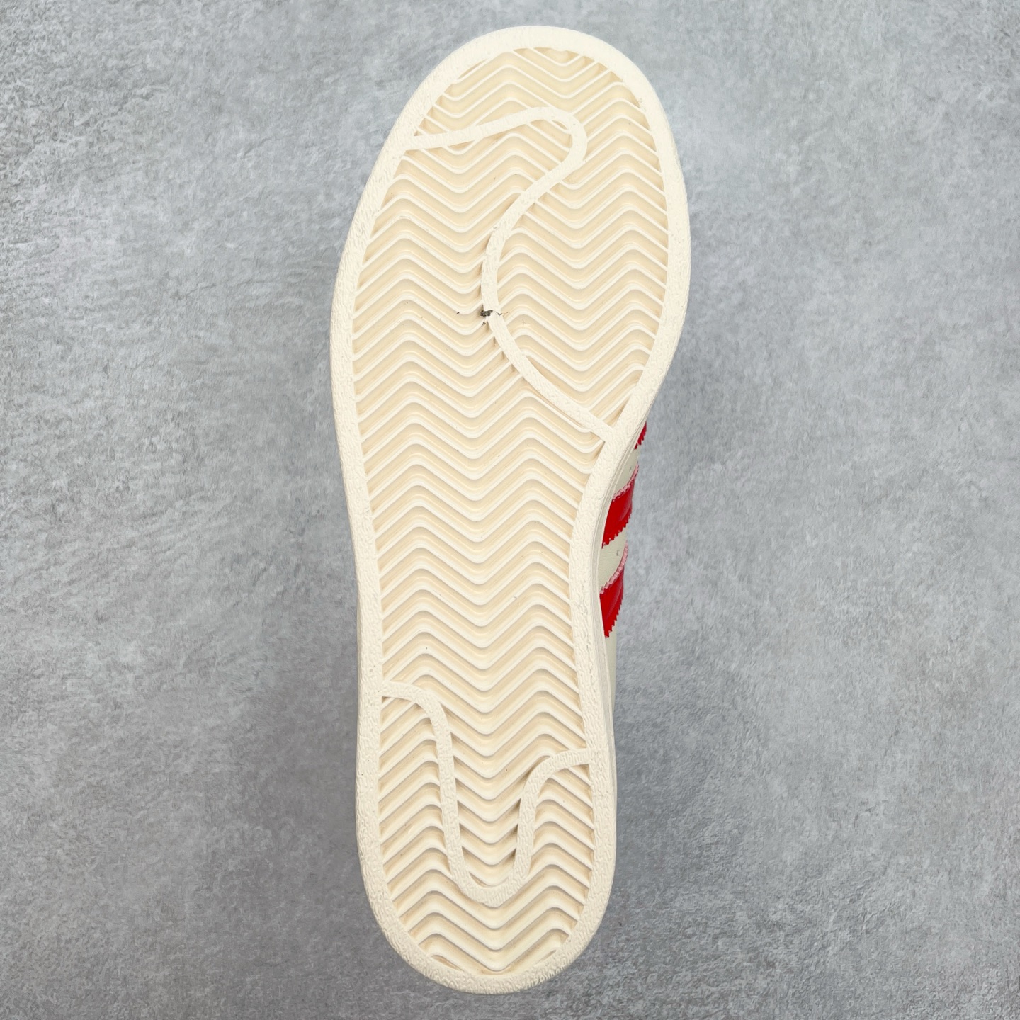 图片[10]-AD Originals Superstar 经典复古贝壳头板鞋 JP7142 诞生于1969年 是第一双将全皮面鞋 身与橡胶鞋头结合在一起的低帮篮球鞋 Superstar最开始 是作为高帮篮球鞋Pro Model的低帮版本而出现的 但因为其独特和醒目的橡胶鞋头造型而让大家熟知 被大家形象地称为\\\”shelltoe\\\”贝壳头 在70年代的美国职业篮球场上 接近3/4的NBA球员都将这双Superstar作为场上用鞋 80年代之后 经过不断的改良和发展 Superstar逐渐成为横跨时装、音乐、街头文化、休闲和运动等各大领域的时尚潮鞋 尺码：36 36.5 37 38 38.5 39 40 40.5 41 42 42.5 43 44 44.5 45-选品中心