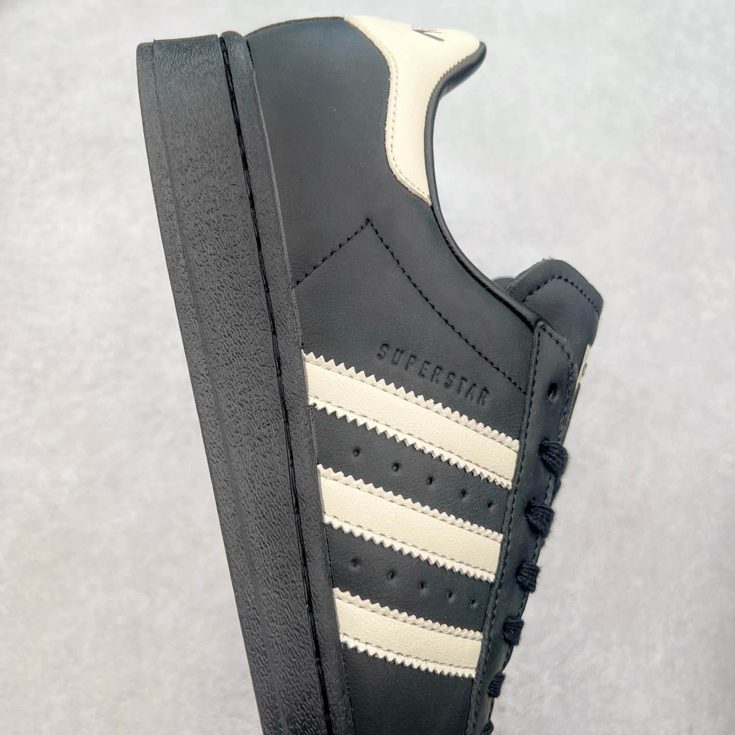 图片[7]-AD Originals Superstar 经典复古贝壳头板鞋 JP7141 诞生于1969年 是第一双将全皮面鞋 身与橡胶鞋头结合在一起的低帮篮球鞋 Superstar最开始 是作为高帮篮球鞋Pro Model的低帮版本而出现的 但因为其独特和醒目的橡胶鞋头造型而让大家熟知 被大家形象地称为\\\”shelltoe\\\”贝壳头 在70年代的美国职业篮球场上 接近3/4的NBA球员都将这双Superstar作为场上用鞋 80年代之后 经过不断的改良和发展 Superstar逐渐成为横跨时装、音乐、街头文化、休闲和运动等各大领域的时尚潮鞋 尺码：36 36.5 37 38 38.5 39 40 40.5 41 42 42.5 43 44 44.5 45-选品中心