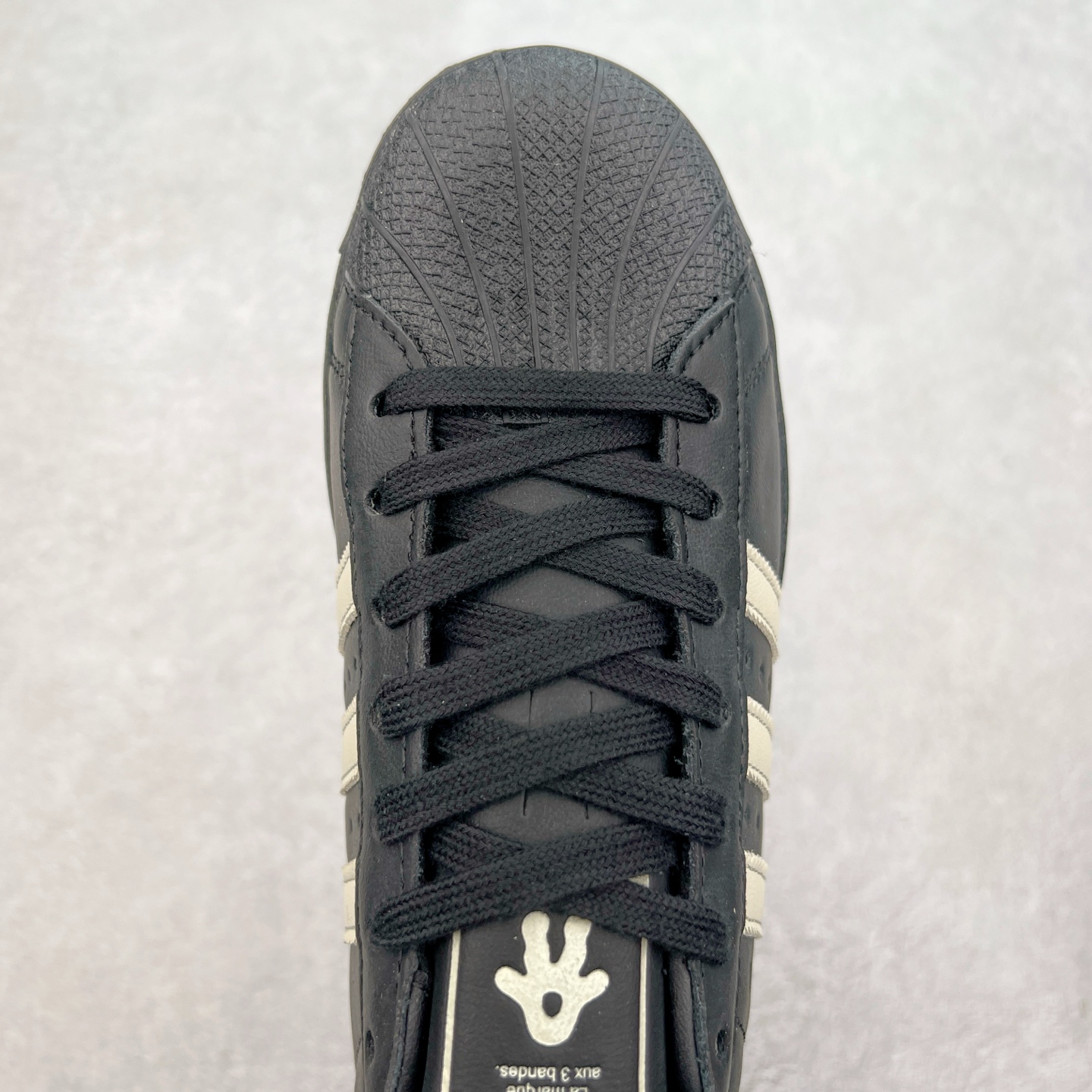 图片[5]-AD Originals Superstar 经典复古贝壳头板鞋 JP7141 诞生于1969年 是第一双将全皮面鞋 身与橡胶鞋头结合在一起的低帮篮球鞋 Superstar最开始 是作为高帮篮球鞋Pro Model的低帮版本而出现的 但因为其独特和醒目的橡胶鞋头造型而让大家熟知 被大家形象地称为\\\”shelltoe\\\”贝壳头 在70年代的美国职业篮球场上 接近3/4的NBA球员都将这双Superstar作为场上用鞋 80年代之后 经过不断的改良和发展 Superstar逐渐成为横跨时装、音乐、街头文化、休闲和运动等各大领域的时尚潮鞋 尺码：36 36.5 37 38 38.5 39 40 40.5 41 42 42.5 43 44 44.5 45-选品中心