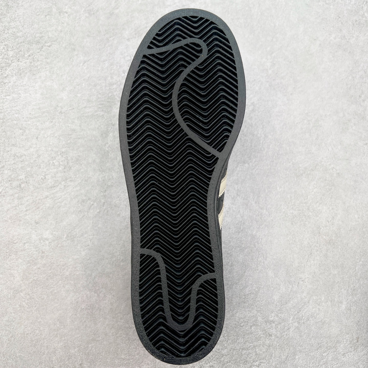 图片[10]-AD Originals Superstar 经典复古贝壳头板鞋 JP7141 诞生于1969年 是第一双将全皮面鞋 身与橡胶鞋头结合在一起的低帮篮球鞋 Superstar最开始 是作为高帮篮球鞋Pro Model的低帮版本而出现的 但因为其独特和醒目的橡胶鞋头造型而让大家熟知 被大家形象地称为\\\”shelltoe\\\”贝壳头 在70年代的美国职业篮球场上 接近3/4的NBA球员都将这双Superstar作为场上用鞋 80年代之后 经过不断的改良和发展 Superstar逐渐成为横跨时装、音乐、街头文化、休闲和运动等各大领域的时尚潮鞋 尺码：36 36.5 37 38 38.5 39 40 40.5 41 42 42.5 43 44 44.5 45-选品中心