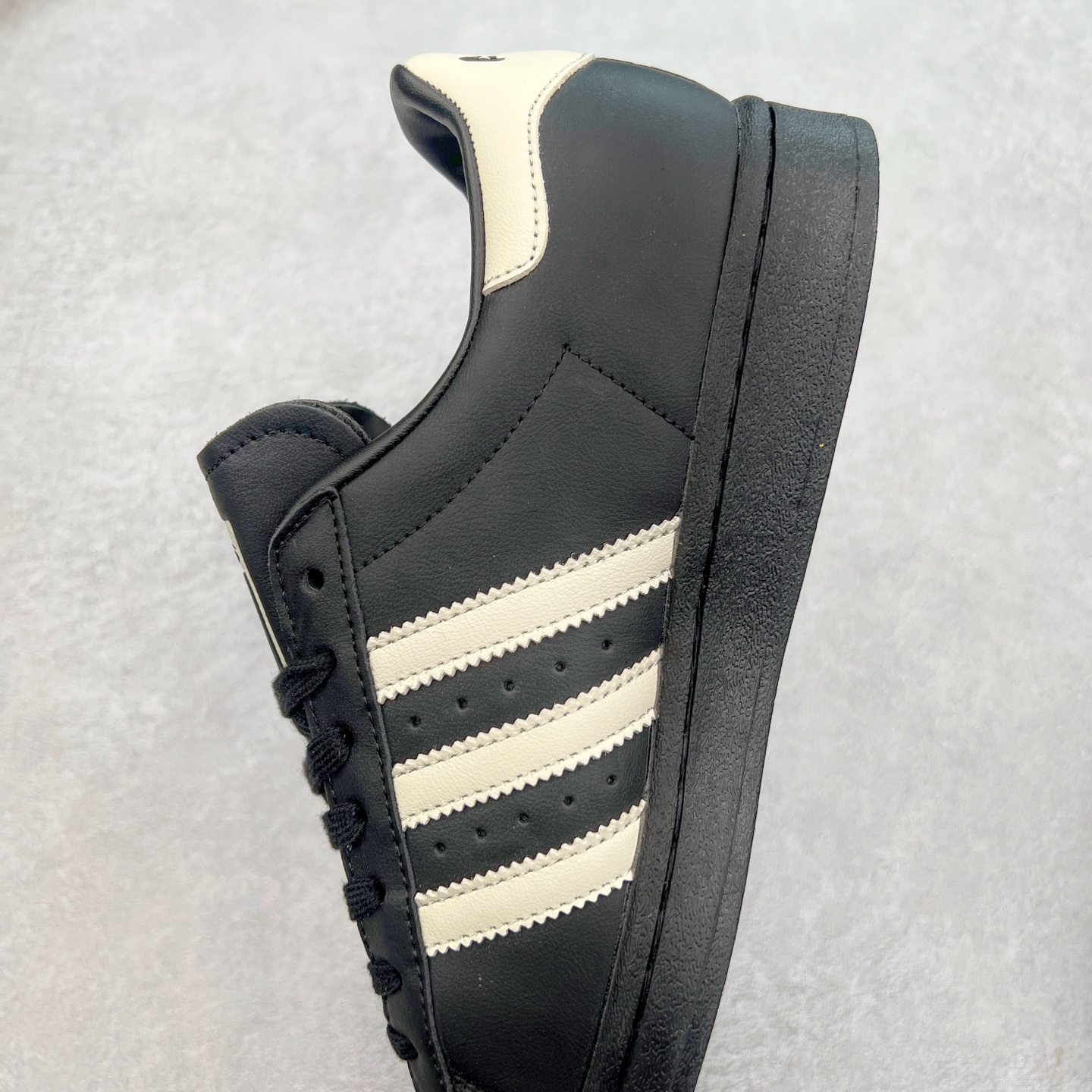 图片[8]-AD Originals Superstar 经典复古贝壳头板鞋 JP7141 诞生于1969年 是第一双将全皮面鞋 身与橡胶鞋头结合在一起的低帮篮球鞋 Superstar最开始 是作为高帮篮球鞋Pro Model的低帮版本而出现的 但因为其独特和醒目的橡胶鞋头造型而让大家熟知 被大家形象地称为\\\”shelltoe\\\”贝壳头 在70年代的美国职业篮球场上 接近3/4的NBA球员都将这双Superstar作为场上用鞋 80年代之后 经过不断的改良和发展 Superstar逐渐成为横跨时装、音乐、街头文化、休闲和运动等各大领域的时尚潮鞋 尺码：36 36.5 37 38 38.5 39 40 40.5 41 42 42.5 43 44 44.5 45-选品中心