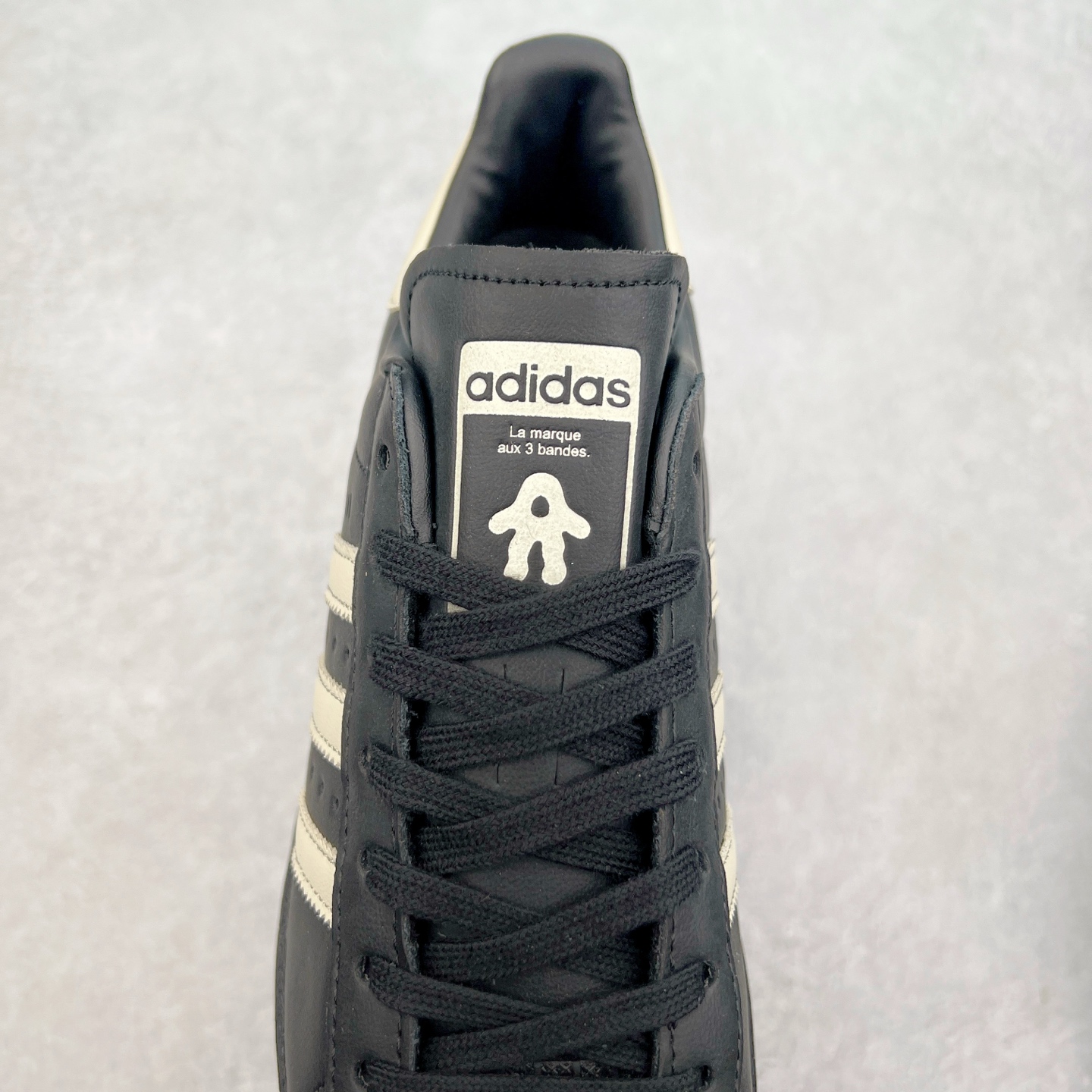 图片[6]-AD Originals Superstar 经典复古贝壳头板鞋 JP7141 诞生于1969年 是第一双将全皮面鞋 身与橡胶鞋头结合在一起的低帮篮球鞋 Superstar最开始 是作为高帮篮球鞋Pro Model的低帮版本而出现的 但因为其独特和醒目的橡胶鞋头造型而让大家熟知 被大家形象地称为\\\”shelltoe\\\”贝壳头 在70年代的美国职业篮球场上 接近3/4的NBA球员都将这双Superstar作为场上用鞋 80年代之后 经过不断的改良和发展 Superstar逐渐成为横跨时装、音乐、街头文化、休闲和运动等各大领域的时尚潮鞋 尺码：36 36.5 37 38 38.5 39 40 40.5 41 42 42.5 43 44 44.5 45-选品中心