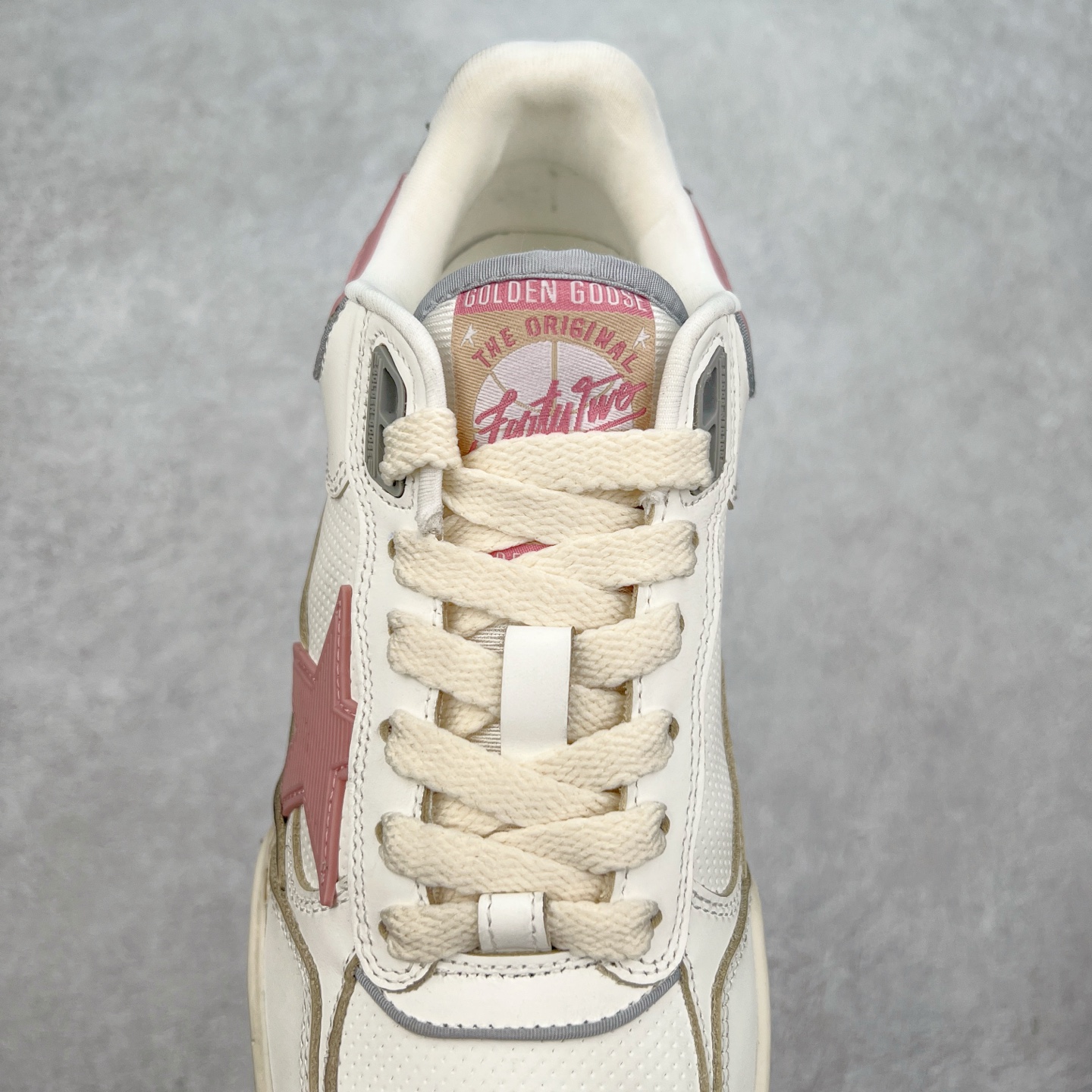 图片[5]-GGDB Golden Goose Deluxe Brand Forty2 2025春季新款厚底星星板鞋小脏鞋 新款厚底脏脏鞋情侣款休闲板鞋时尚百搭星星小白鞋 ！ GGDB新色小脏鞋火红程度比小白鞋还要早，打破传统审美，小脏鞋做到了！明星私服上脚示范 就是这么百搭 ！再也不用担心洗鞋的问题啦！进口牛皮鞋面，毛巾布+透气网里，Tpu大底橡胶组合大底配意大利进口高发泡沿条！独家开模乳胶垫 3.5cm内增高鞋垫，内增高藏的特别好，一般人不会发现我们有内增高，鞋垫是单独的，可以取出！鞋子手工打磨上色，做旧效果超级复古！最新配色！配全套包装防尘袋！尺码：35 36 37 38 39 40 41 42 43 44-选品中心