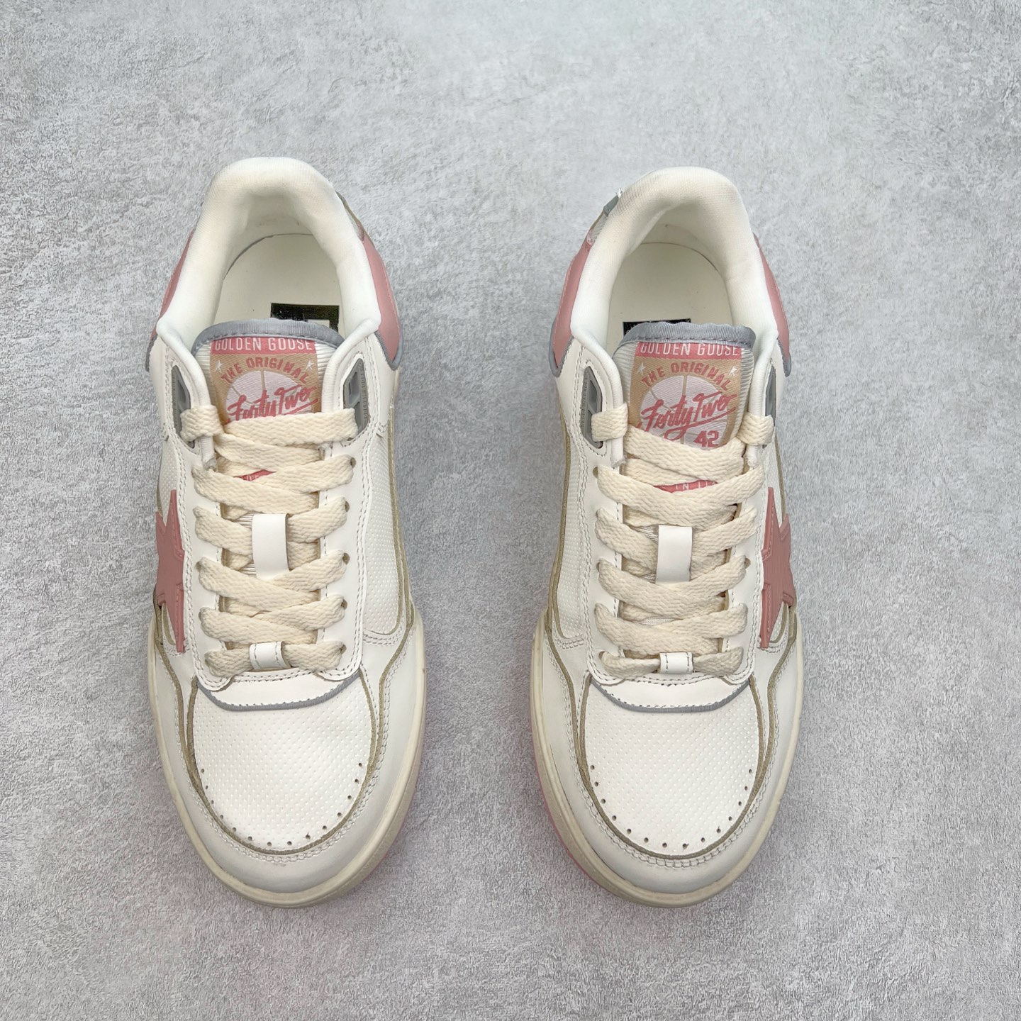 图片[2]-GGDB Golden Goose Deluxe Brand Forty2 2025春季新款厚底星星板鞋小脏鞋 新款厚底脏脏鞋情侣款休闲板鞋时尚百搭星星小白鞋 ！ GGDB新色小脏鞋火红程度比小白鞋还要早，打破传统审美，小脏鞋做到了！明星私服上脚示范 就是这么百搭 ！再也不用担心洗鞋的问题啦！进口牛皮鞋面，毛巾布+透气网里，Tpu大底橡胶组合大底配意大利进口高发泡沿条！独家开模乳胶垫 3.5cm内增高鞋垫，内增高藏的特别好，一般人不会发现我们有内增高，鞋垫是单独的，可以取出！鞋子手工打磨上色，做旧效果超级复古！最新配色！配全套包装防尘袋！尺码：35 36 37 38 39 40 41 42 43 44-选品中心