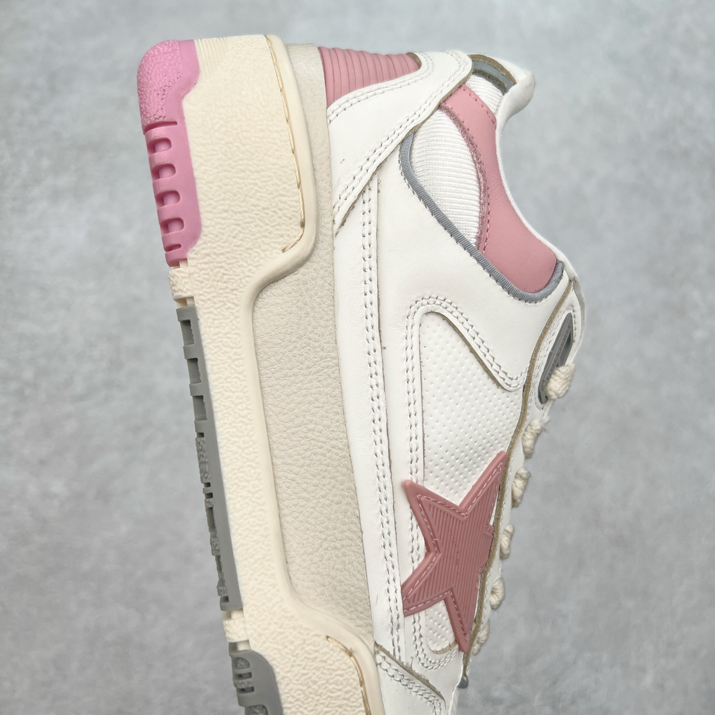 图片[6]-GGDB Golden Goose Deluxe Brand Forty2 2025春季新款厚底星星板鞋小脏鞋 新款厚底脏脏鞋情侣款休闲板鞋时尚百搭星星小白鞋 ！ GGDB新色小脏鞋火红程度比小白鞋还要早，打破传统审美，小脏鞋做到了！明星私服上脚示范 就是这么百搭 ！再也不用担心洗鞋的问题啦！进口牛皮鞋面，毛巾布+透气网里，Tpu大底橡胶组合大底配意大利进口高发泡沿条！独家开模乳胶垫 3.5cm内增高鞋垫，内增高藏的特别好，一般人不会发现我们有内增高，鞋垫是单独的，可以取出！鞋子手工打磨上色，做旧效果超级复古！最新配色！配全套包装防尘袋！尺码：35 36 37 38 39 40 41 42 43 44-选品中心