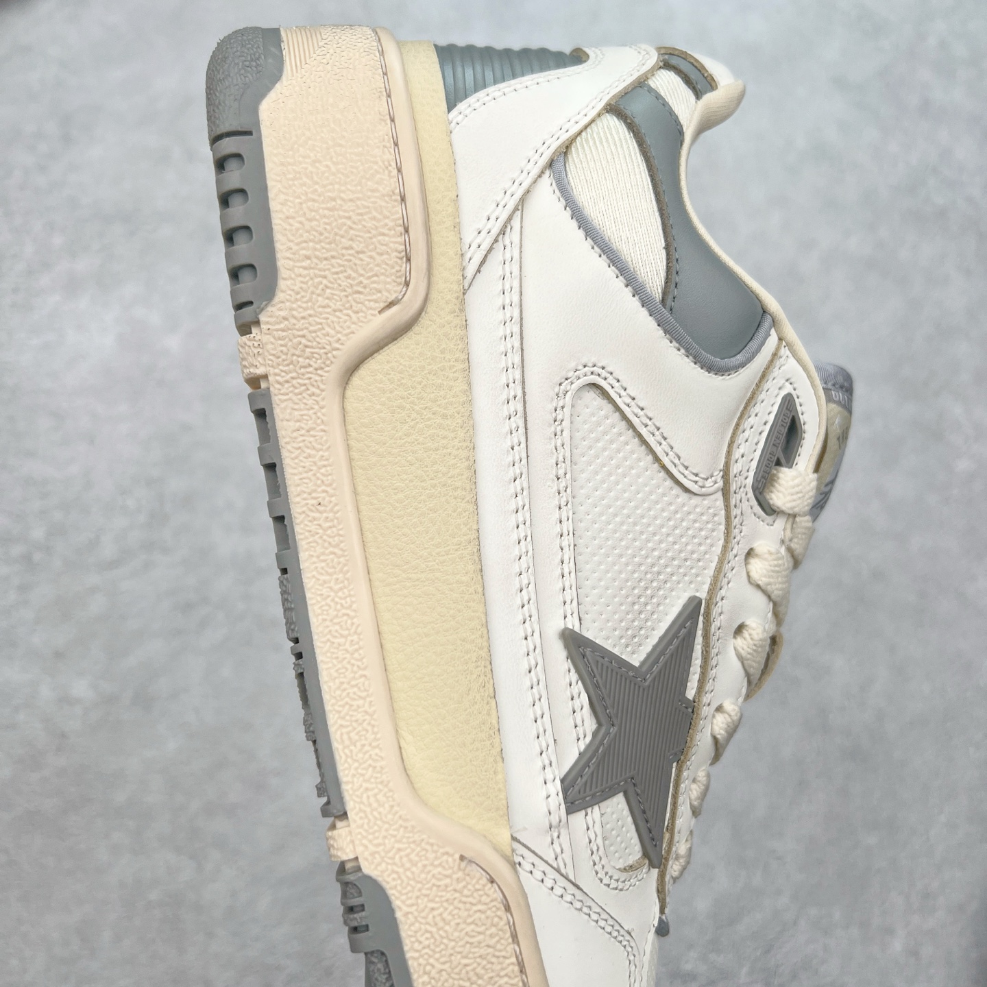 图片[6]-GGDB Golden Goose Deluxe Brand Forty2 2025春季新款厚底星星板鞋小脏鞋 新款厚底脏脏鞋情侣款休闲板鞋时尚百搭星星小白鞋 ！ GGDB新色小脏鞋火红程度比小白鞋还要早，打破传统审美，小脏鞋做到了！明星私服上脚示范 就是这么百搭 ！再也不用担心洗鞋的问题啦！进口牛皮鞋面，毛巾布+透气网里，Tpu大底橡胶组合大底配意大利进口高发泡沿条！独家开模乳胶垫 3.5cm内增高鞋垫，内增高藏的特别好，一般人不会发现我们有内增高，鞋垫是单独的，可以取出！鞋子手工打磨上色，做旧效果超级复古！最新配色！配全套包装防尘袋！尺码：35 36 37 38 39 40 41 42 43 44-选品中心