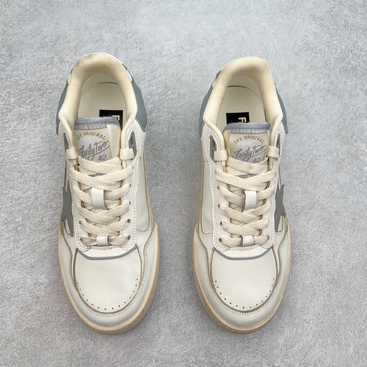 图片[2]-GGDB Golden Goose Deluxe Brand Forty2 2025春季新款厚底星星板鞋小脏鞋 新款厚底脏脏鞋情侣款休闲板鞋时尚百搭星星小白鞋 ！ GGDB新色小脏鞋火红程度比小白鞋还要早，打破传统审美，小脏鞋做到了！明星私服上脚示范 就是这么百搭 ！再也不用担心洗鞋的问题啦！进口牛皮鞋面，毛巾布+透气网里，Tpu大底橡胶组合大底配意大利进口高发泡沿条！独家开模乳胶垫 3.5cm内增高鞋垫，内增高藏的特别好，一般人不会发现我们有内增高，鞋垫是单独的，可以取出！鞋子手工打磨上色，做旧效果超级复古！最新配色！配全套包装防尘袋！尺码：35 36 37 38 39 40 41 42 43 44-选品中心