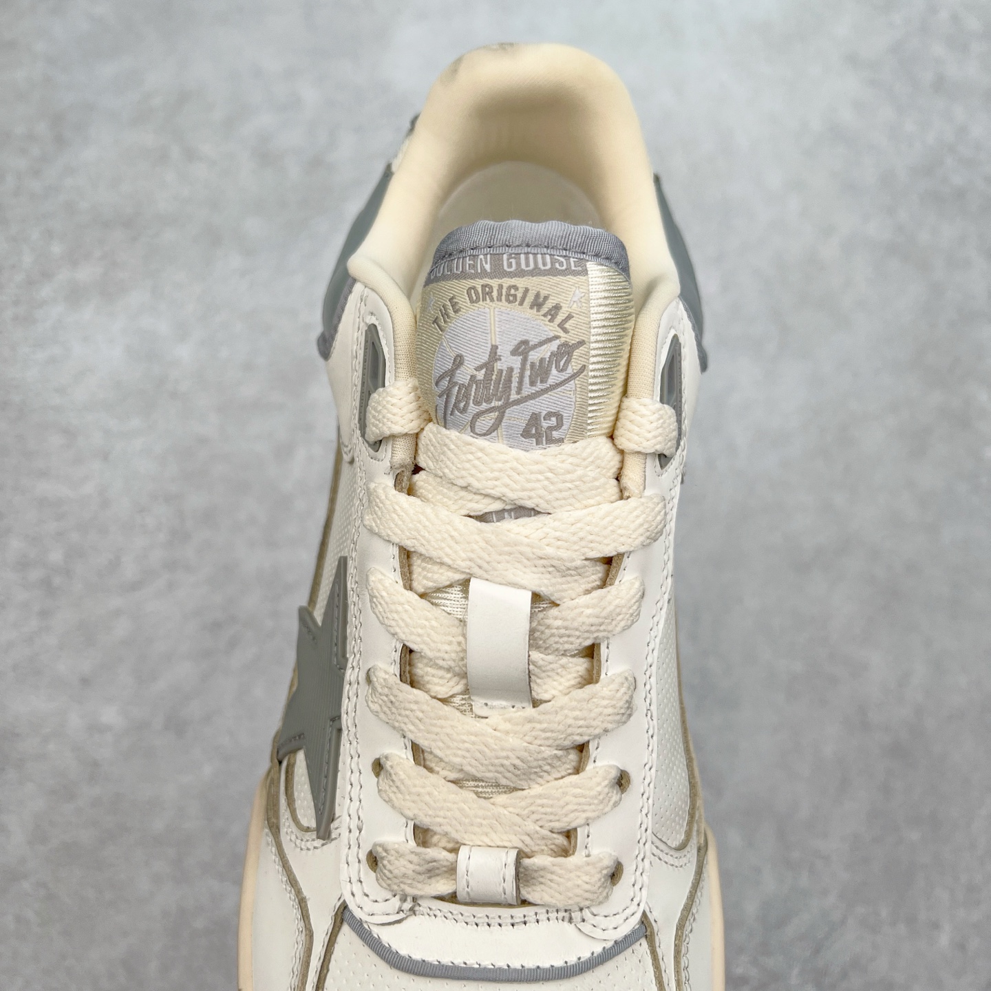 图片[5]-GGDB Golden Goose Deluxe Brand Forty2 2025春季新款厚底星星板鞋小脏鞋 新款厚底脏脏鞋情侣款休闲板鞋时尚百搭星星小白鞋 ！ GGDB新色小脏鞋火红程度比小白鞋还要早，打破传统审美，小脏鞋做到了！明星私服上脚示范 就是这么百搭 ！再也不用担心洗鞋的问题啦！进口牛皮鞋面，毛巾布+透气网里，Tpu大底橡胶组合大底配意大利进口高发泡沿条！独家开模乳胶垫 3.5cm内增高鞋垫，内增高藏的特别好，一般人不会发现我们有内增高，鞋垫是单独的，可以取出！鞋子手工打磨上色，做旧效果超级复古！最新配色！配全套包装防尘袋！尺码：35 36 37 38 39 40 41 42 43 44-选品中心