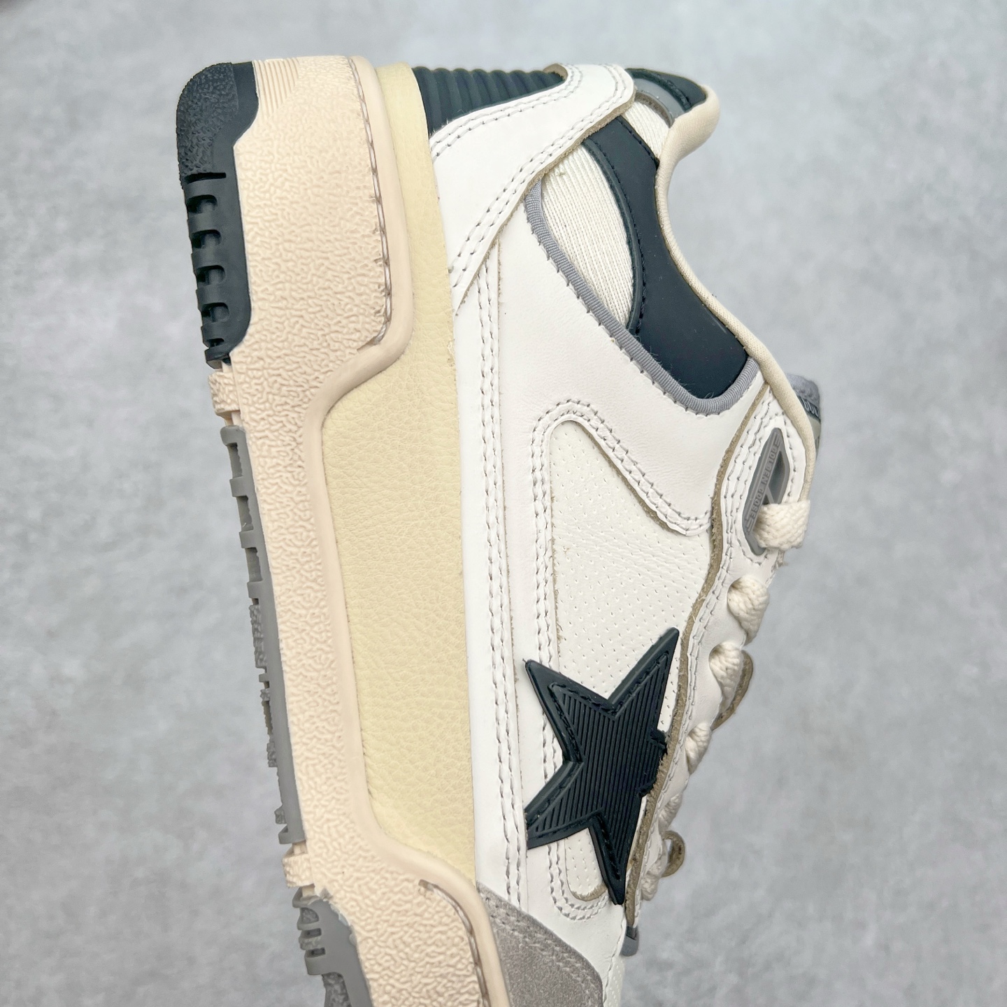 图片[6]-GGDB Golden Goose Deluxe Brand Forty2 2025春季新款厚底星星板鞋小脏鞋 新款厚底脏脏鞋情侣款休闲板鞋时尚百搭星星小白鞋 ！ GGDB新色小脏鞋火红程度比小白鞋还要早，打破传统审美，小脏鞋做到了！明星私服上脚示范 就是这么百搭 ！再也不用担心洗鞋的问题啦！进口牛皮鞋面，毛巾布+透气网里，Tpu大底橡胶组合大底配意大利进口高发泡沿条！独家开模乳胶垫 3.5cm内增高鞋垫，内增高藏的特别好，一般人不会发现我们有内增高，鞋垫是单独的，可以取出！鞋子手工打磨上色，做旧效果超级复古！最新配色！配全套包装防尘袋！尺码：35 36 37 38 39 40 41 42 43 44-选品中心