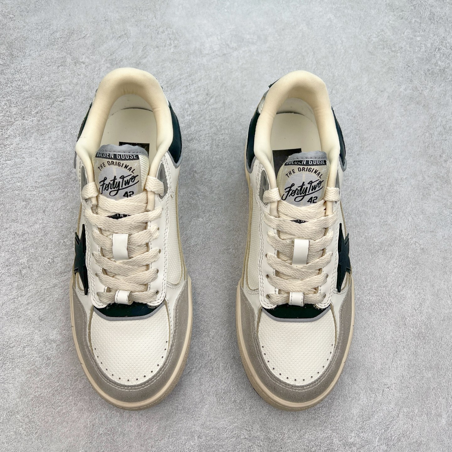 图片[2]-GGDB Golden Goose Deluxe Brand Forty2 2025春季新款厚底星星板鞋小脏鞋 新款厚底脏脏鞋情侣款休闲板鞋时尚百搭星星小白鞋 ！ GGDB新色小脏鞋火红程度比小白鞋还要早，打破传统审美，小脏鞋做到了！明星私服上脚示范 就是这么百搭 ！再也不用担心洗鞋的问题啦！进口牛皮鞋面，毛巾布+透气网里，Tpu大底橡胶组合大底配意大利进口高发泡沿条！独家开模乳胶垫 3.5cm内增高鞋垫，内增高藏的特别好，一般人不会发现我们有内增高，鞋垫是单独的，可以取出！鞋子手工打磨上色，做旧效果超级复古！最新配色！配全套包装防尘袋！尺码：35 36 37 38 39 40 41 42 43 44-选品中心