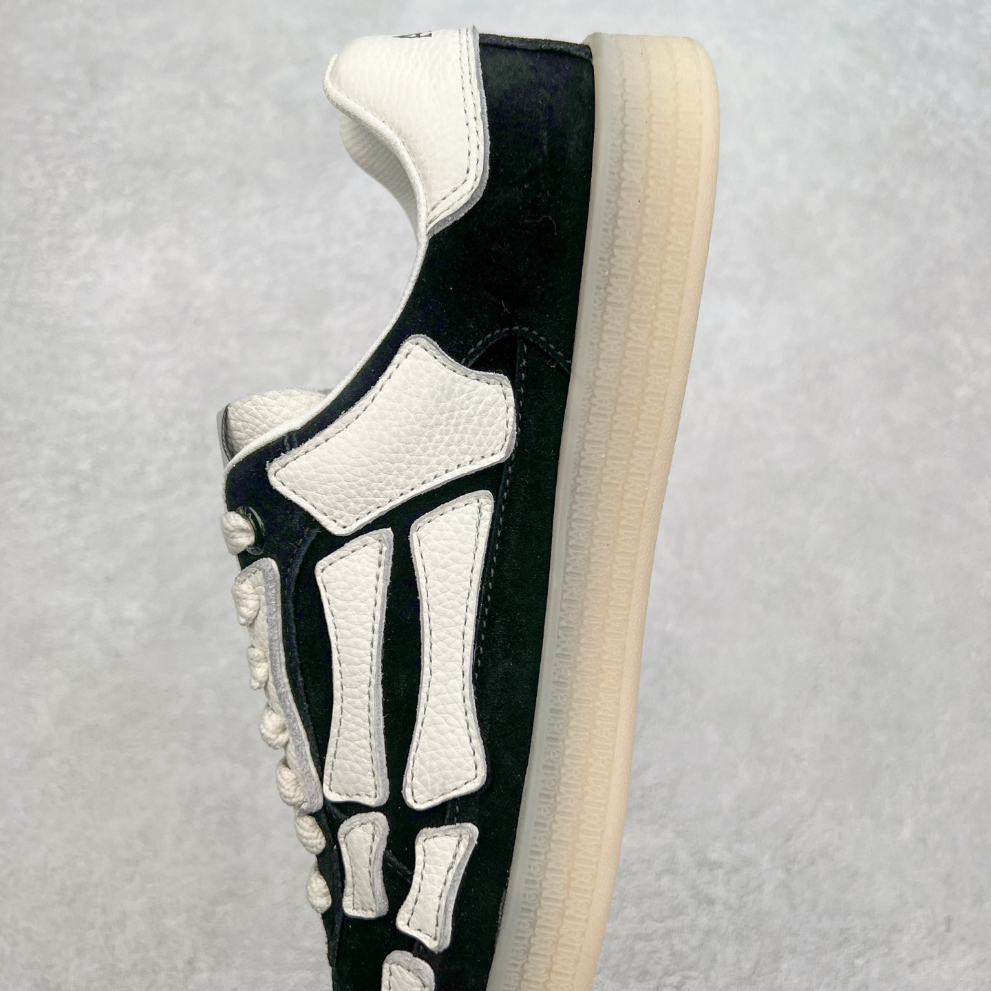 图片[7]-＃莞产 Amiri 埃米尔 Skeleton Low-Skel top Sneakers 骨骼系列情侣鞋 当潮顶流产品 众星上脚 低帮运动休闲板鞋 正确骨头形状 鞋舌外翻细节 头层牛皮双层加厚鞋面 鞋帮侧面骨头采用两张牛皮贴合处理 立体感更好 皮料切口均油边处理 定制金属LOGO铭牌及吊牌 并配有官方购物袋尽显高端大气 尺码 35 36 37 38 39 40 41 42 43 44 45-选品中心