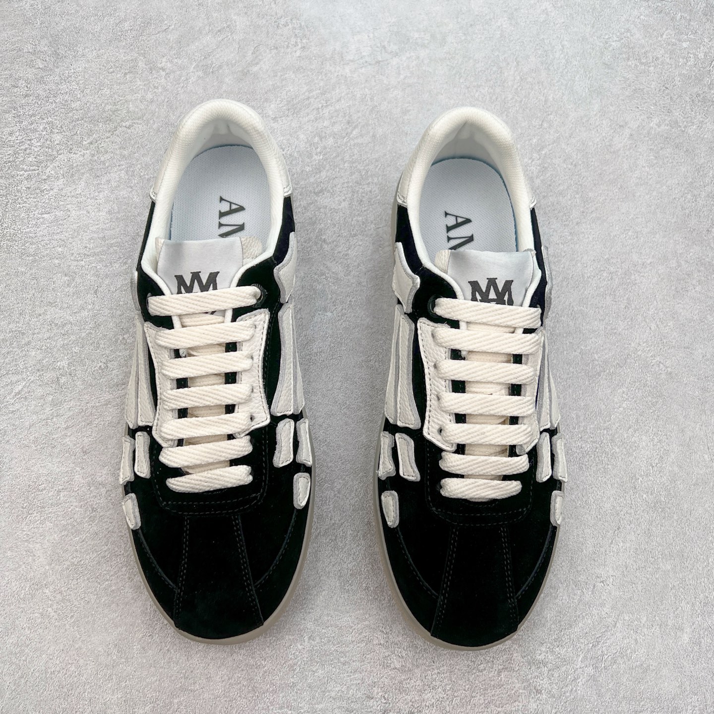 图片[2]-＃莞产 Amiri 埃米尔 Skeleton Low-Skel top Sneakers 骨骼系列情侣鞋 当潮顶流产品 众星上脚 低帮运动休闲板鞋 正确骨头形状 鞋舌外翻细节 头层牛皮双层加厚鞋面 鞋帮侧面骨头采用两张牛皮贴合处理 立体感更好 皮料切口均油边处理 定制金属LOGO铭牌及吊牌 并配有官方购物袋尽显高端大气 尺码 35 36 37 38 39 40 41 42 43 44 45-选品中心