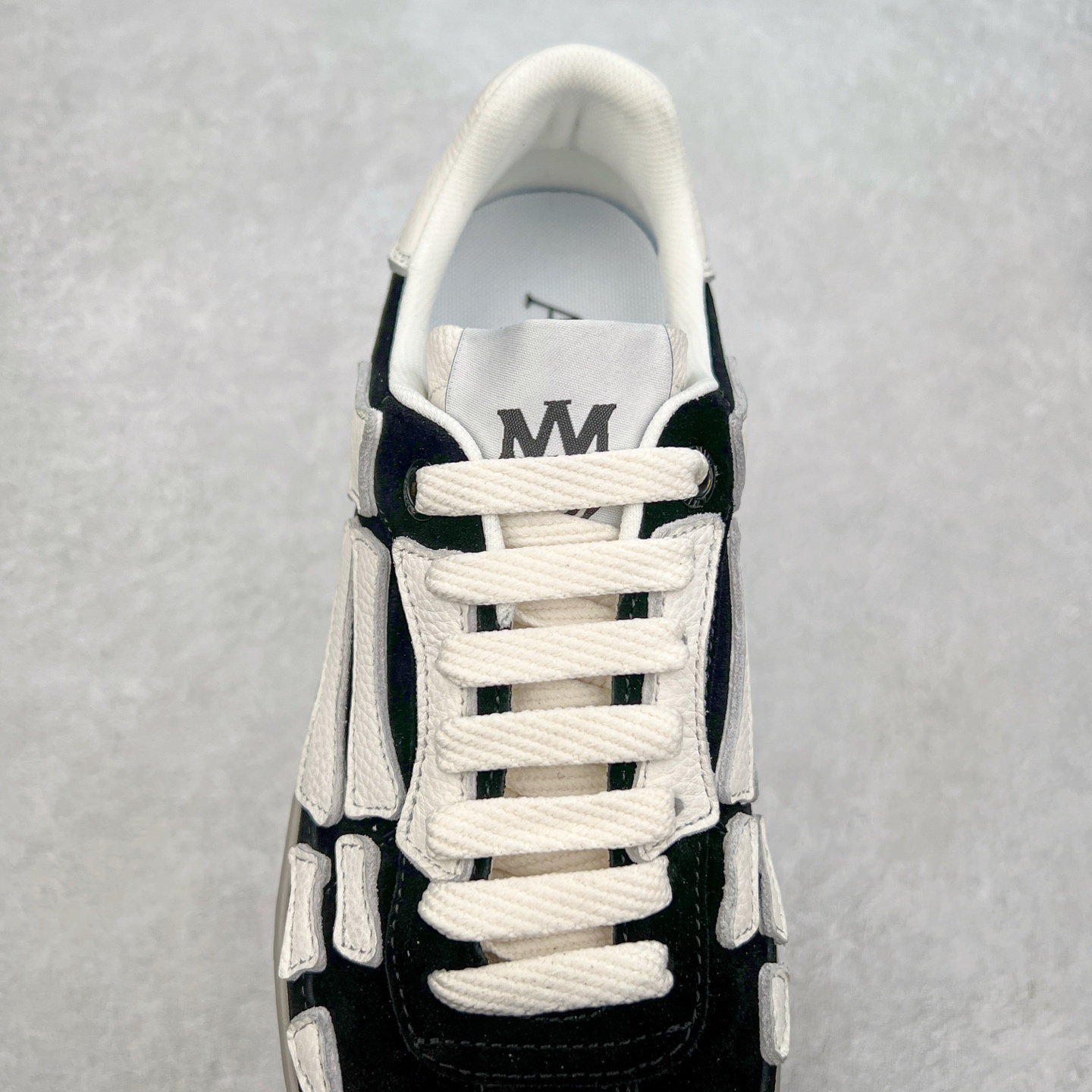 图片[5]-＃莞产 Amiri 埃米尔 Skeleton Low-Skel top Sneakers 骨骼系列情侣鞋 当潮顶流产品 众星上脚 低帮运动休闲板鞋 正确骨头形状 鞋舌外翻细节 头层牛皮双层加厚鞋面 鞋帮侧面骨头采用两张牛皮贴合处理 立体感更好 皮料切口均油边处理 定制金属LOGO铭牌及吊牌 并配有官方购物袋尽显高端大气 尺码 35 36 37 38 39 40 41 42 43 44 45-选品中心