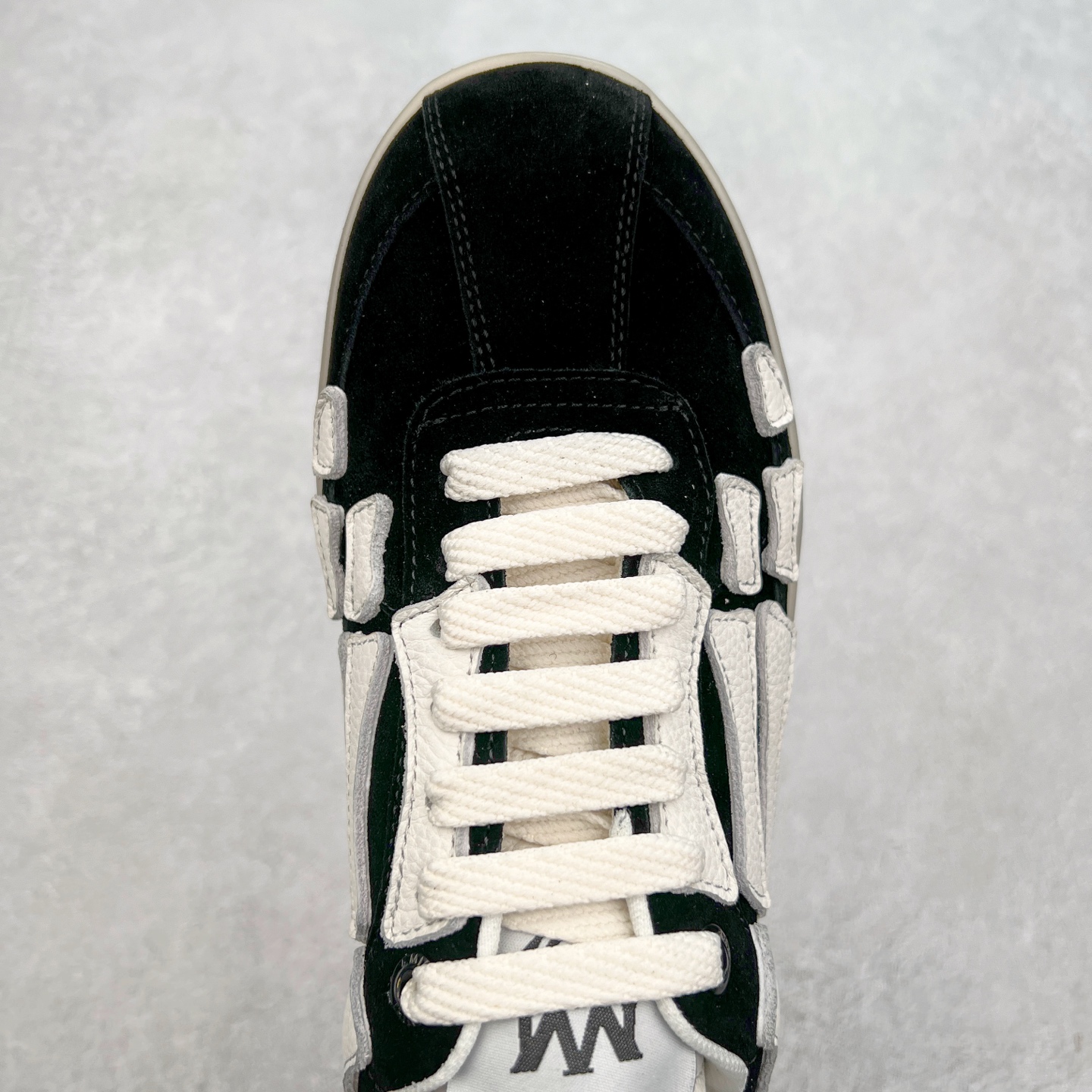 图片[4]-＃莞产 Amiri 埃米尔 Skeleton Low-Skel top Sneakers 骨骼系列情侣鞋 当潮顶流产品 众星上脚 低帮运动休闲板鞋 正确骨头形状 鞋舌外翻细节 头层牛皮双层加厚鞋面 鞋帮侧面骨头采用两张牛皮贴合处理 立体感更好 皮料切口均油边处理 定制金属LOGO铭牌及吊牌 并配有官方购物袋尽显高端大气 尺码 35 36 37 38 39 40 41 42 43 44 45-选品中心