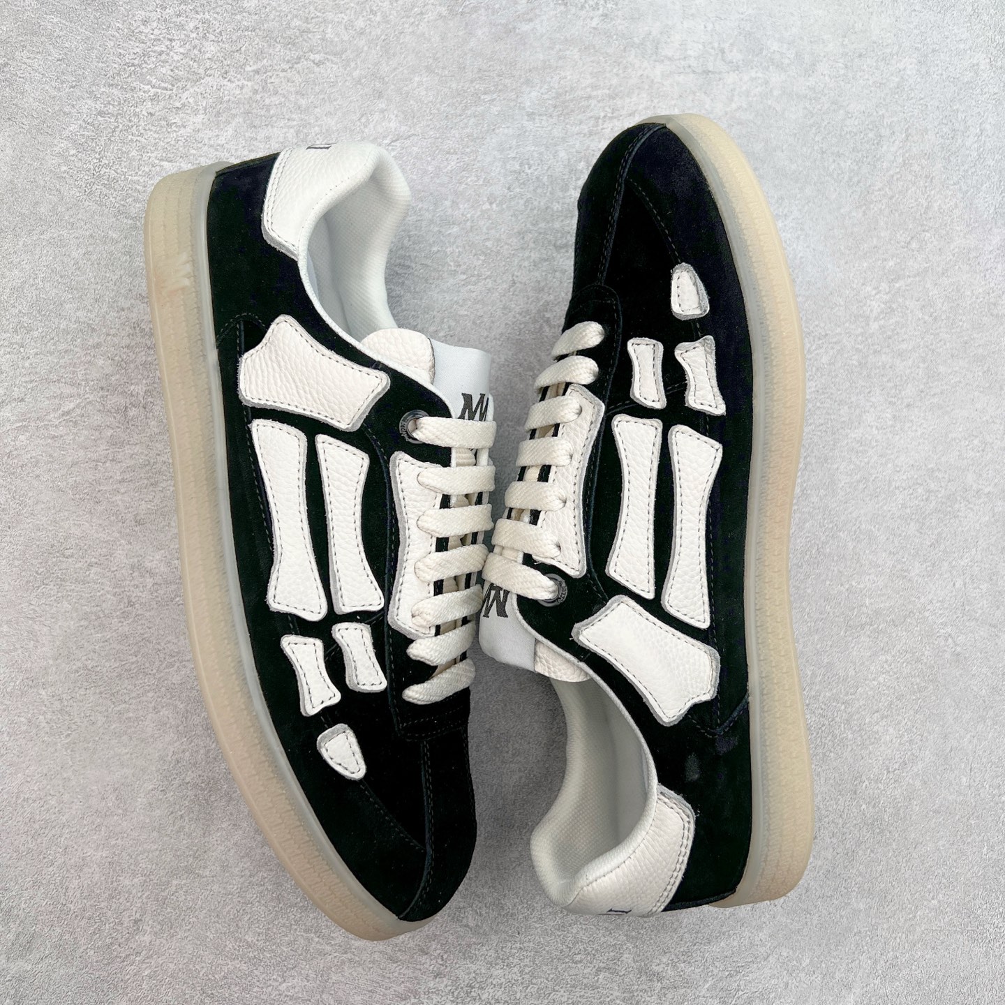 图片[3]-＃莞产 Amiri 埃米尔 Skeleton Low-Skel top Sneakers 骨骼系列情侣鞋 当潮顶流产品 众星上脚 低帮运动休闲板鞋 正确骨头形状 鞋舌外翻细节 头层牛皮双层加厚鞋面 鞋帮侧面骨头采用两张牛皮贴合处理 立体感更好 皮料切口均油边处理 定制金属LOGO铭牌及吊牌 并配有官方购物袋尽显高端大气 尺码 35 36 37 38 39 40 41 42 43 44 45-选品中心