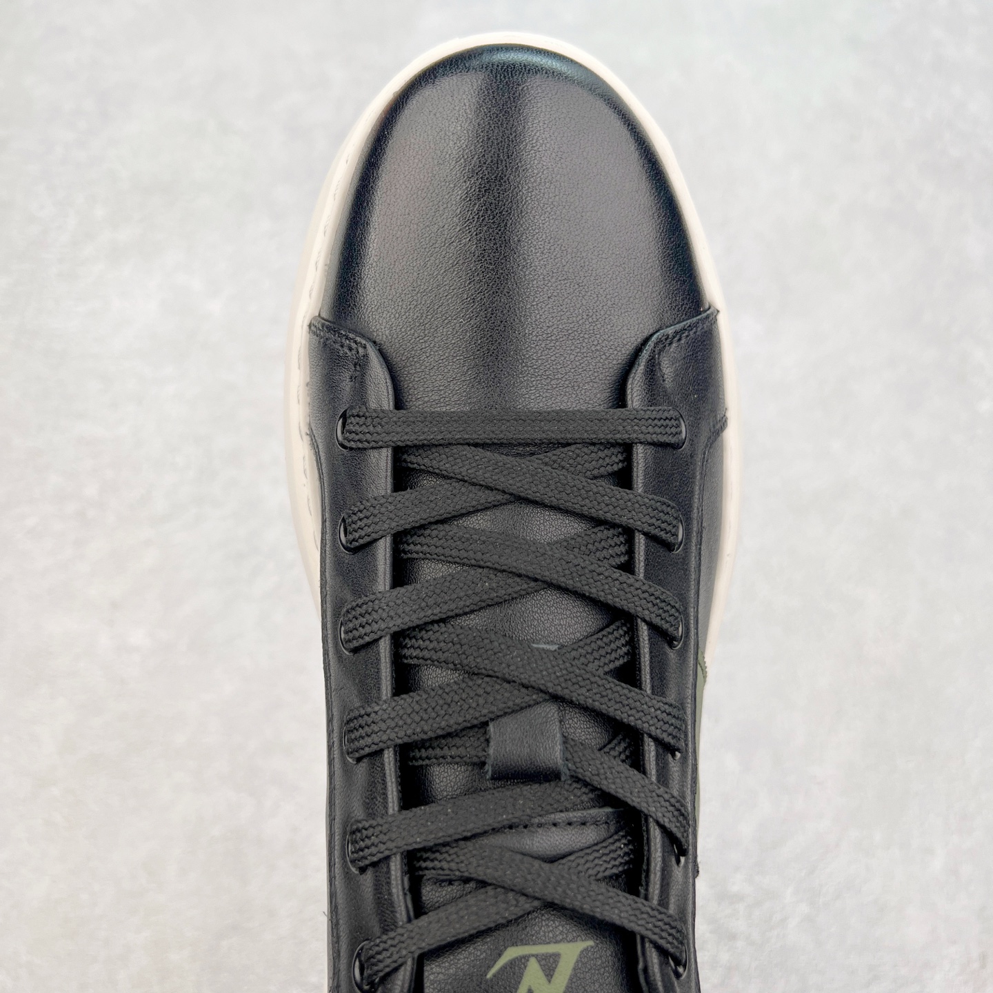 图片[4]-Louis Vuitton LV路易威登休闲文化运动板鞋系列 广东大厂品质 舒适轻泡大底和百搭性霸屏整个时尚娱乐圈，细节调整完美主义！鞋面采用意大利进口头层小牛皮材质 独家开模轻泡大底， 侧边采用3D打印标志性Logo 尽显贵族时尚气息，台湾进口小牛皮挂皮内里，配带正品全套包装。尺码：39 40 41 42 43 44（皮鞋码）-选品中心