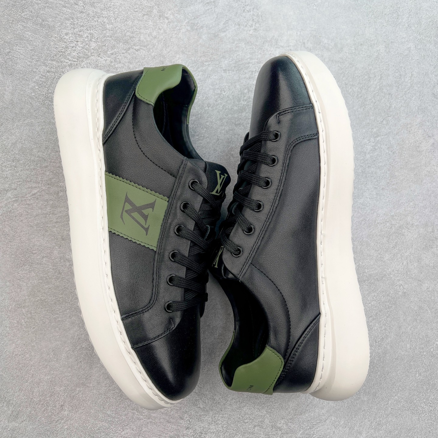 图片[3]-Louis Vuitton LV路易威登休闲文化运动板鞋系列 广东大厂品质 舒适轻泡大底和百搭性霸屏整个时尚娱乐圈，细节调整完美主义！鞋面采用意大利进口头层小牛皮材质 独家开模轻泡大底， 侧边采用3D打印标志性Logo 尽显贵族时尚气息，台湾进口小牛皮挂皮内里，配带正品全套包装。尺码：39 40 41 42 43 44（皮鞋码）-选品中心