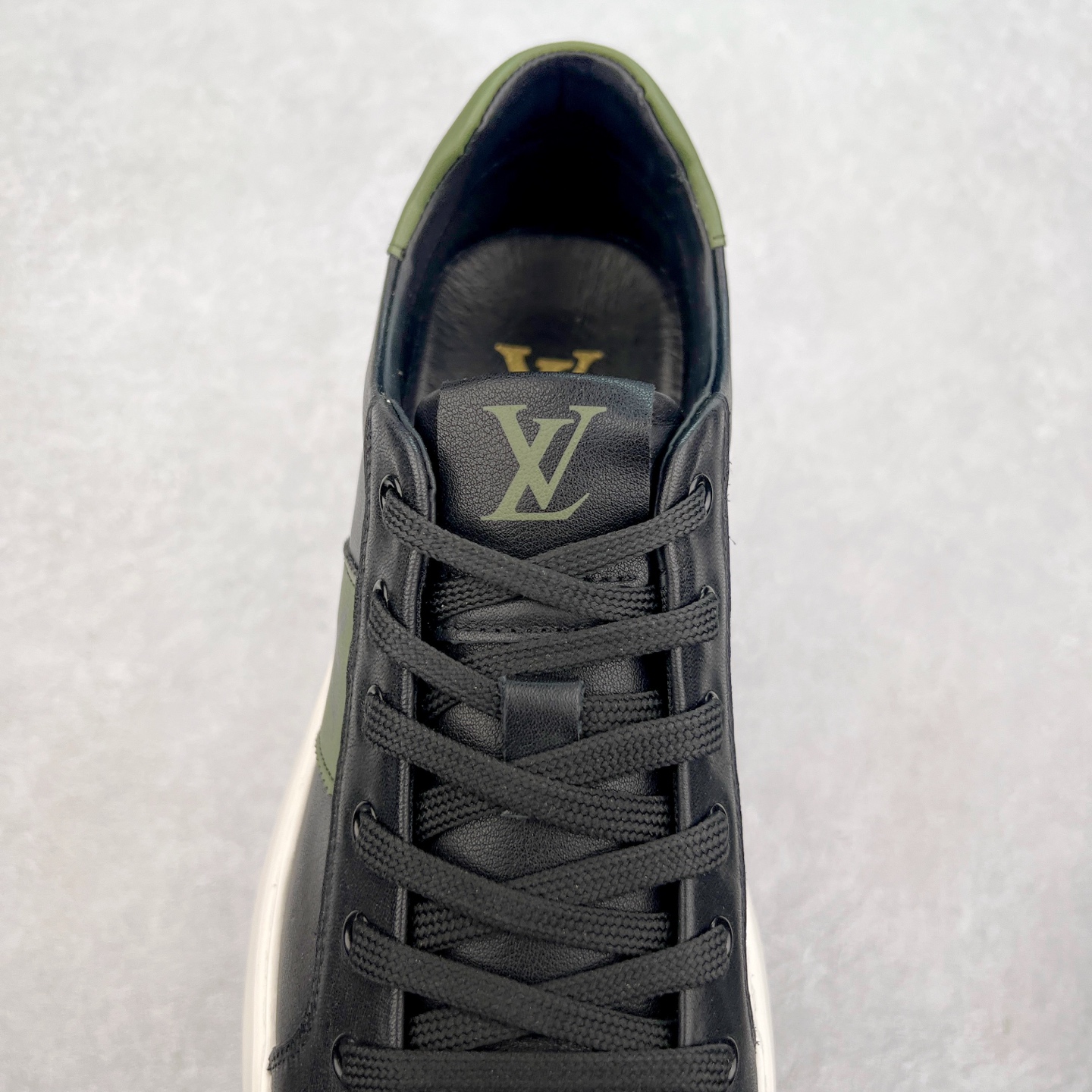 图片[5]-Louis Vuitton LV路易威登休闲文化运动板鞋系列 广东大厂品质 舒适轻泡大底和百搭性霸屏整个时尚娱乐圈，细节调整完美主义！鞋面采用意大利进口头层小牛皮材质 独家开模轻泡大底， 侧边采用3D打印标志性Logo 尽显贵族时尚气息，台湾进口小牛皮挂皮内里，配带正品全套包装。尺码：39 40 41 42 43 44（皮鞋码）-选品中心