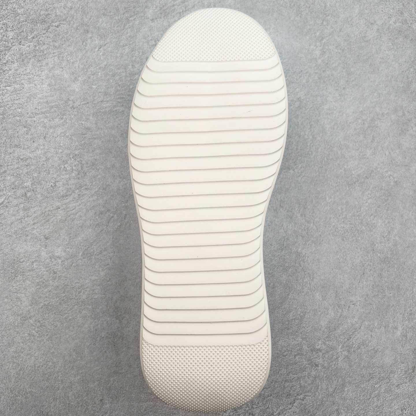 图片[9]-Louis Vuitton LV路易威登休闲文化运动板鞋系列 广东大厂品质 舒适轻泡大底和百搭性霸屏整个时尚娱乐圈，细节调整完美主义！鞋面采用意大利进口头层小牛皮材质 独家开模轻泡大底， 侧边采用3D打印标志性Logo 尽显贵族时尚气息，台湾进口小牛皮挂皮内里，配带正品全套包装。尺码：39 40 41 42 43 44（皮鞋码）-选品中心