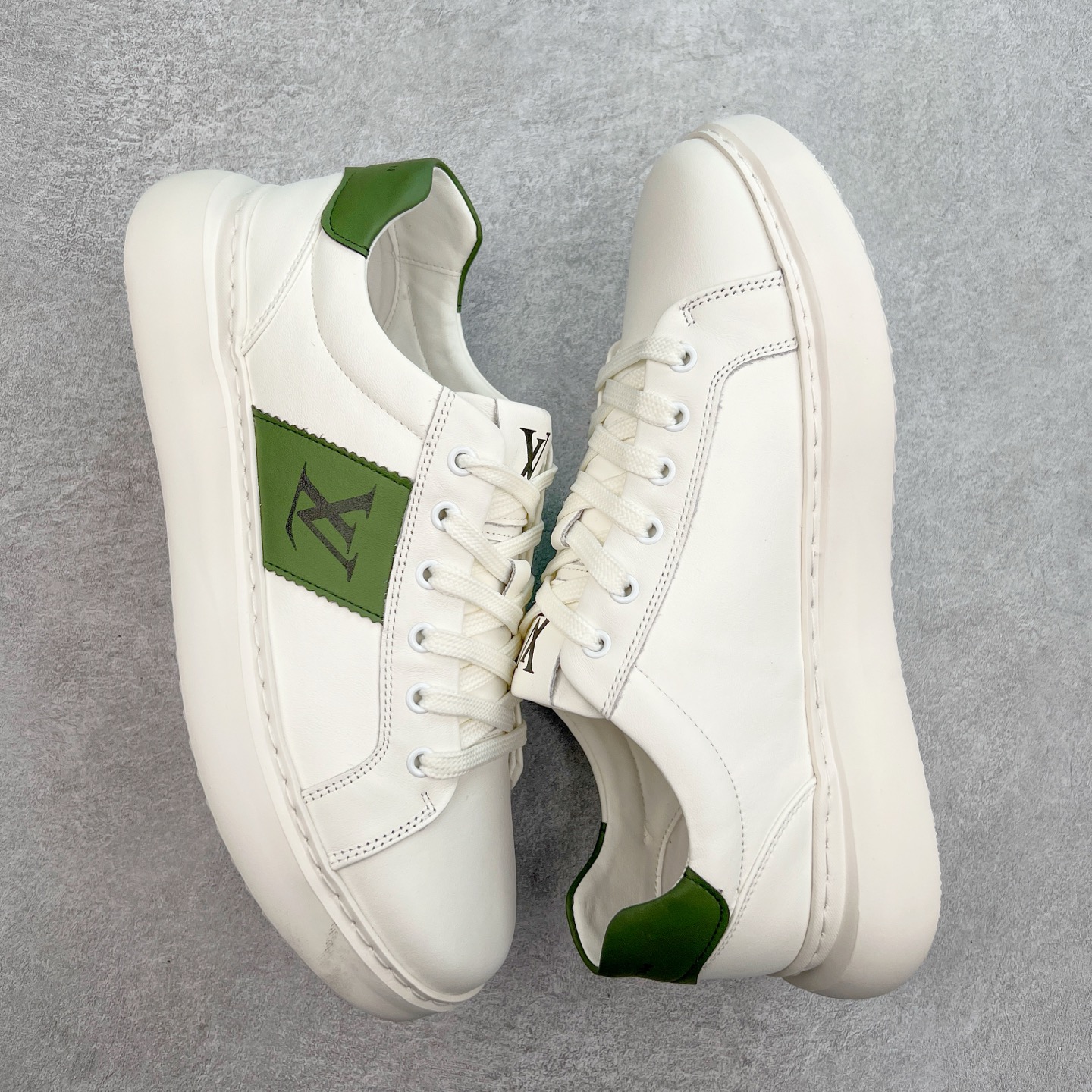 图片[3]-Louis Vuitton LV路易威登休闲文化运动板鞋系列 广东大厂品质 舒适轻泡大底和百搭性霸屏整个时尚娱乐圈，细节调整完美主义！鞋面采用意大利进口头层小牛皮材质 独家开模轻泡大底， 侧边采用3D打印标志性Logo 尽显贵族时尚气息，台湾进口小牛皮挂皮内里，配带正品全套包装。尺码：39 40 41 42 43 44（皮鞋码）-选品中心