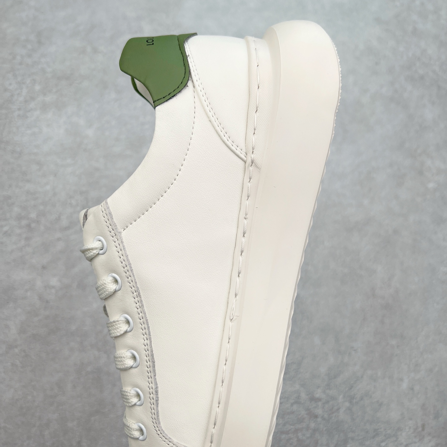 图片[7]-Louis Vuitton LV路易威登休闲文化运动板鞋系列 广东大厂品质 舒适轻泡大底和百搭性霸屏整个时尚娱乐圈，细节调整完美主义！鞋面采用意大利进口头层小牛皮材质 独家开模轻泡大底， 侧边采用3D打印标志性Logo 尽显贵族时尚气息，台湾进口小牛皮挂皮内里，配带正品全套包装。尺码：39 40 41 42 43 44（皮鞋码）-选品中心