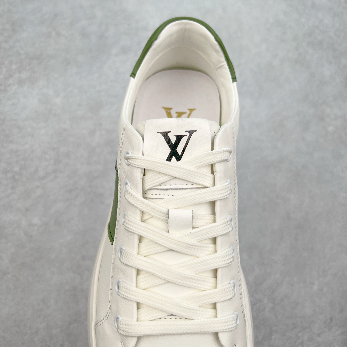 图片[5]-Louis Vuitton LV路易威登休闲文化运动板鞋系列 广东大厂品质 舒适轻泡大底和百搭性霸屏整个时尚娱乐圈，细节调整完美主义！鞋面采用意大利进口头层小牛皮材质 独家开模轻泡大底， 侧边采用3D打印标志性Logo 尽显贵族时尚气息，台湾进口小牛皮挂皮内里，配带正品全套包装。尺码：39 40 41 42 43 44（皮鞋码）-选品中心