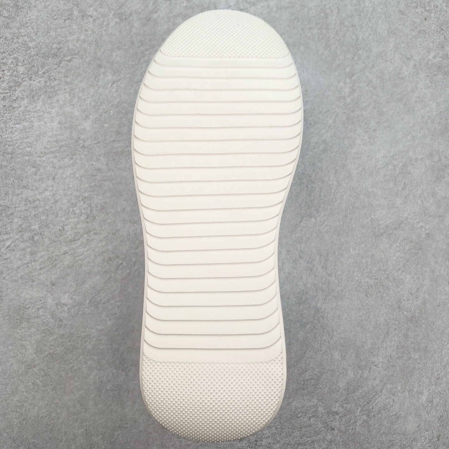 图片[9]-Louis Vuitton LV路易威登休闲文化运动板鞋系列 广东大厂品质 舒适轻泡大底和百搭性霸屏整个时尚娱乐圈，细节调整完美主义！鞋面采用意大利进口头层小牛皮材质 独家开模轻泡大底， 侧边采用3D打印标志性Logo 尽显贵族时尚气息，台湾进口小牛皮挂皮内里，配带正品全套包装。尺码：39 40 41 42 43 44（皮鞋码）-选品中心