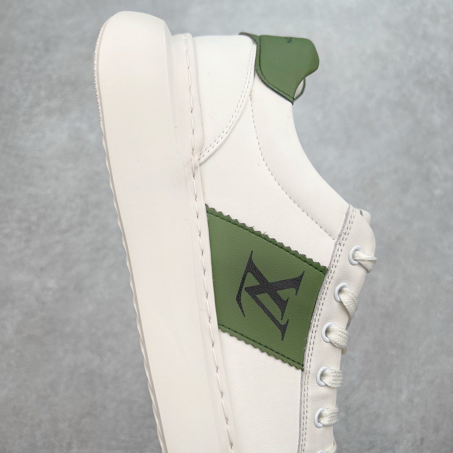 图片[6]-Louis Vuitton LV路易威登休闲文化运动板鞋系列 广东大厂品质 舒适轻泡大底和百搭性霸屏整个时尚娱乐圈，细节调整完美主义！鞋面采用意大利进口头层小牛皮材质 独家开模轻泡大底， 侧边采用3D打印标志性Logo 尽显贵族时尚气息，台湾进口小牛皮挂皮内里，配带正品全套包装。尺码：39 40 41 42 43 44（皮鞋码）-选品中心