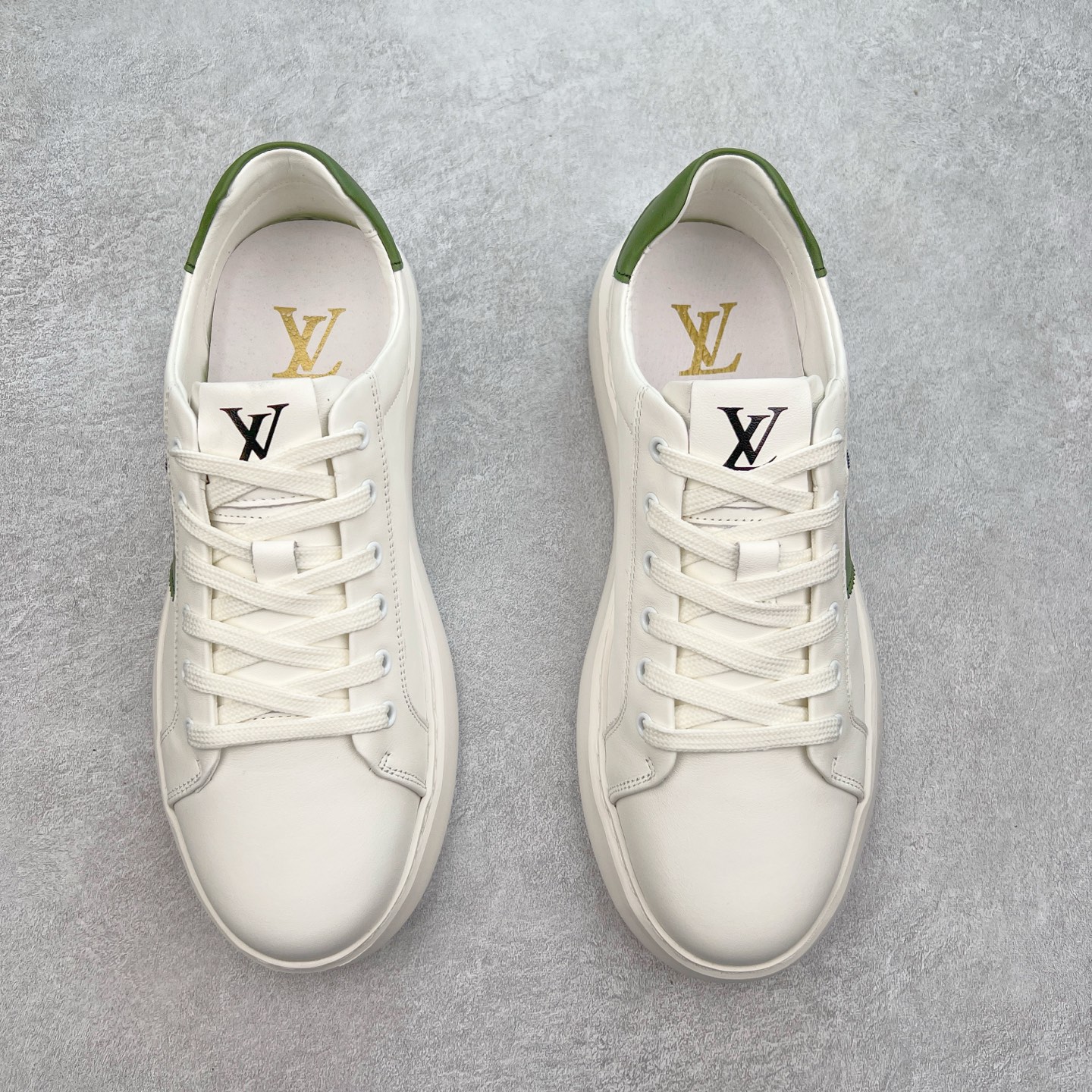 图片[2]-Louis Vuitton LV路易威登休闲文化运动板鞋系列 广东大厂品质 舒适轻泡大底和百搭性霸屏整个时尚娱乐圈，细节调整完美主义！鞋面采用意大利进口头层小牛皮材质 独家开模轻泡大底， 侧边采用3D打印标志性Logo 尽显贵族时尚气息，台湾进口小牛皮挂皮内里，配带正品全套包装。尺码：39 40 41 42 43 44（皮鞋码）-选品中心