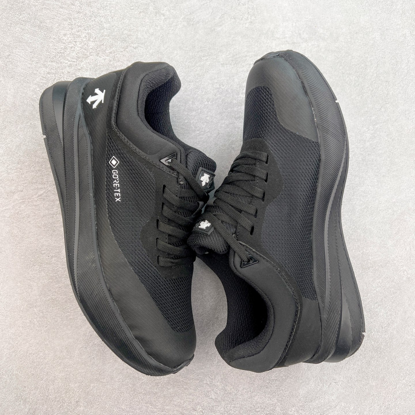 图片[3]-DESCENTE Dualis 迪桑特防水户外耐磨低帮生活休闲徒步登山鞋 DESCENTE（迪桑特）创立于1935年，品牌名取自法语词汇，意为“滑降”。品牌箭头标识代表滑雪的三种技术“高速直线滑行”、“穿越”和“侧滑”，也寓意品牌在打造高端专业运动产品中不断追求完美的创新精神，致力于成为中国高端专业滑雪、综训、女子、铁人三项、高尔夫的第一品牌。尺码：39 40 41 42 43 44 45-选品中心