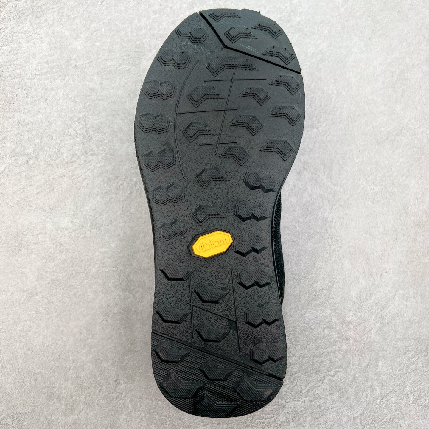 图片[9]-DESCENTE Dualis 迪桑特防水户外耐磨低帮生活休闲徒步登山鞋 DESCENTE（迪桑特）创立于1935年，品牌名取自法语词汇，意为“滑降”。品牌箭头标识代表滑雪的三种技术“高速直线滑行”、“穿越”和“侧滑”，也寓意品牌在打造高端专业运动产品中不断追求完美的创新精神，致力于成为中国高端专业滑雪、综训、女子、铁人三项、高尔夫的第一品牌。尺码：39 40 41 42 43 44 45-选品中心