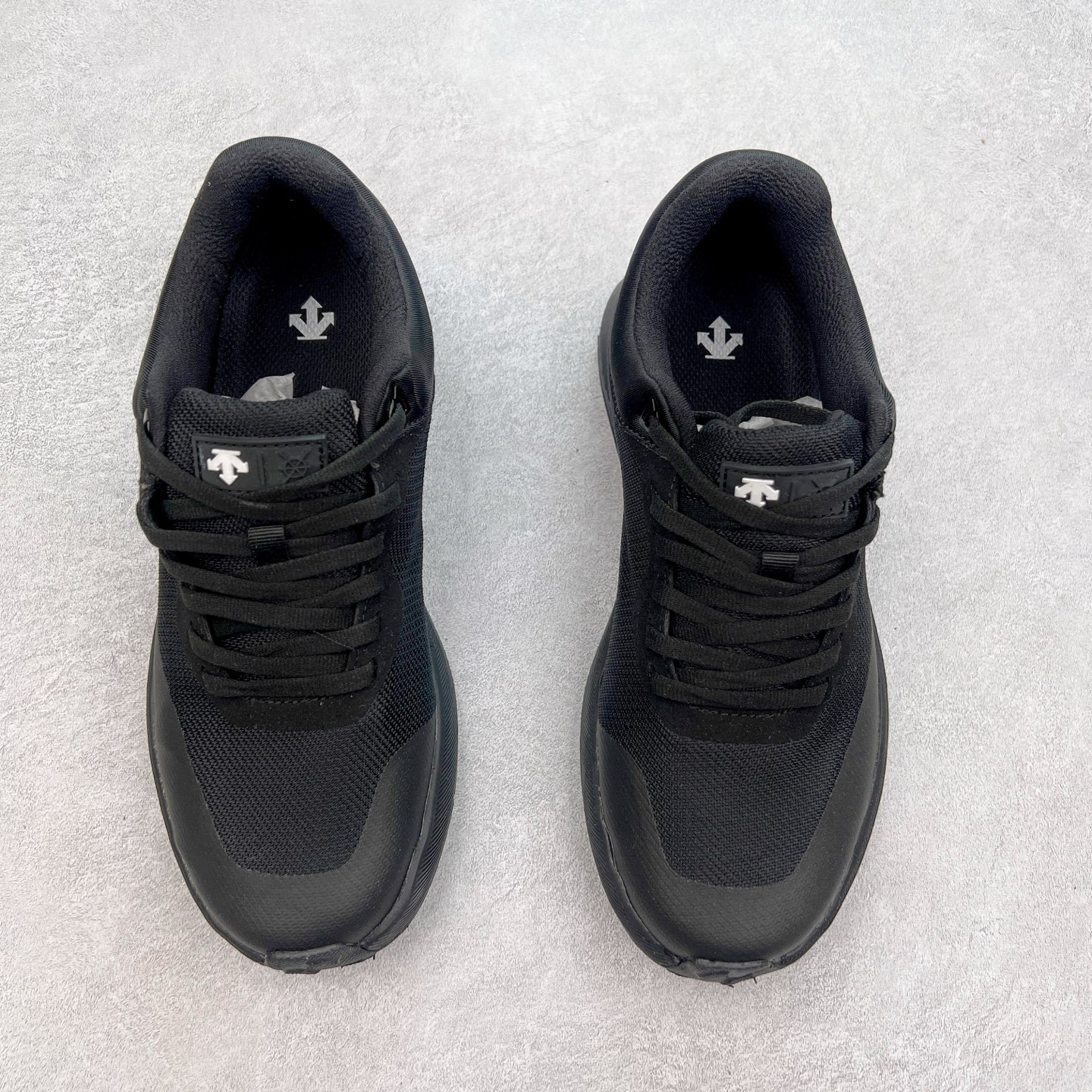 图片[2]-DESCENTE Dualis 迪桑特防水户外耐磨低帮生活休闲徒步登山鞋 DESCENTE（迪桑特）创立于1935年，品牌名取自法语词汇，意为“滑降”。品牌箭头标识代表滑雪的三种技术“高速直线滑行”、“穿越”和“侧滑”，也寓意品牌在打造高端专业运动产品中不断追求完美的创新精神，致力于成为中国高端专业滑雪、综训、女子、铁人三项、高尔夫的第一品牌。尺码：39 40 41 42 43 44 45-选品中心