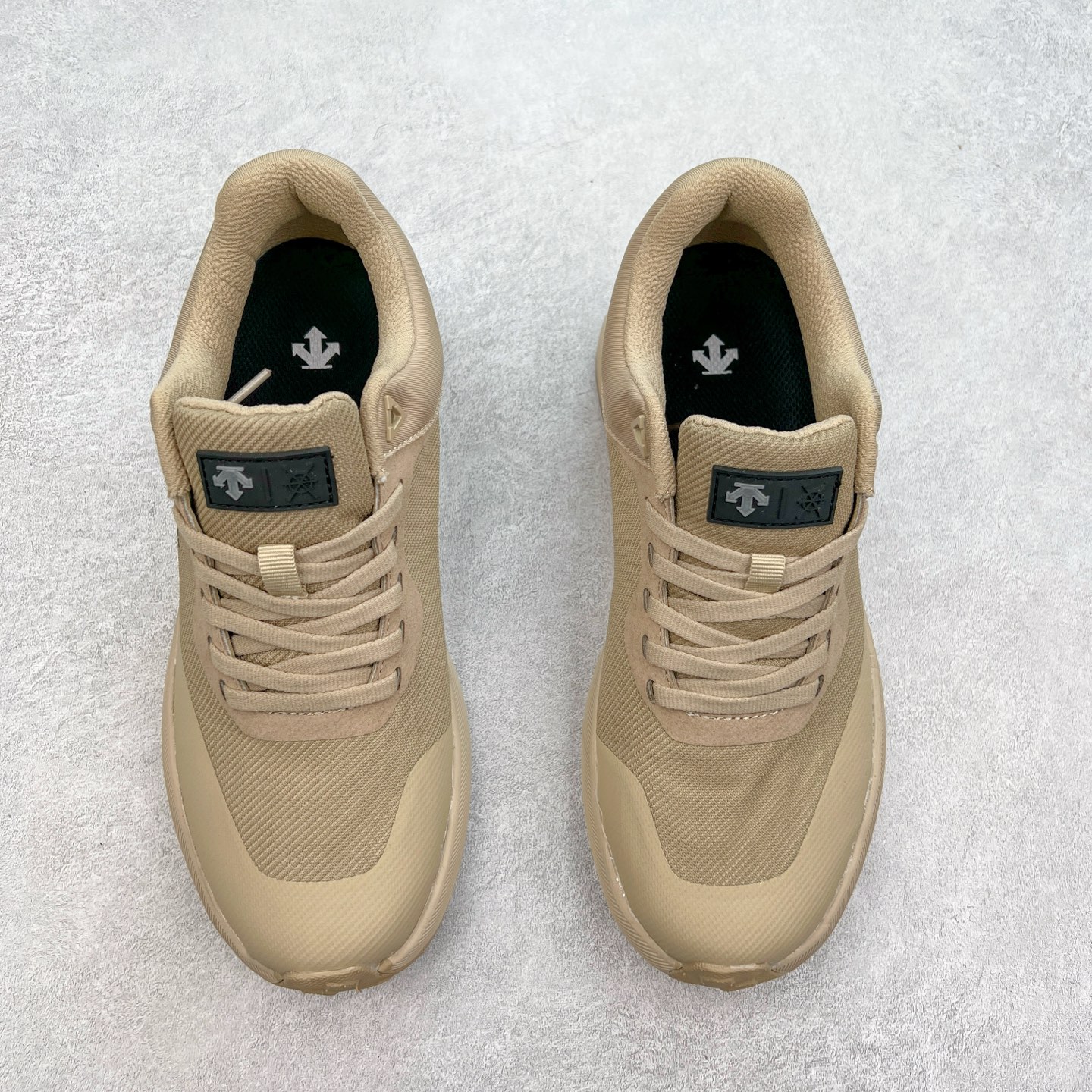 图片[2]-DESCENTE Dualis 迪桑特防水户外耐磨低帮生活休闲徒步登山鞋 DESCENTE（迪桑特）创立于1935年，品牌名取自法语词汇，意为“滑降”。品牌箭头标识代表滑雪的三种技术“高速直线滑行”、“穿越”和“侧滑”，也寓意品牌在打造高端专业运动产品中不断追求完美的创新精神，致力于成为中国高端专业滑雪、综训、女子、铁人三项、高尔夫的第一品牌。尺码：39 40 41 42 43 44 45-选品中心