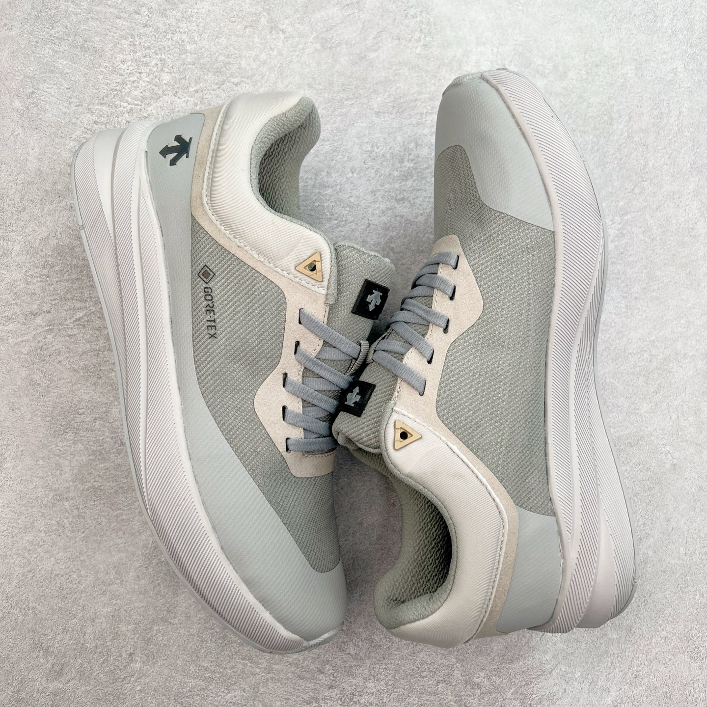 图片[3]-DESCENTE Dualis 迪桑特防水户外耐磨低帮生活休闲徒步登山鞋 DESCENTE（迪桑特）创立于1935年，品牌名取自法语词汇，意为“滑降”。品牌箭头标识代表滑雪的三种技术“高速直线滑行”、“穿越”和“侧滑”，也寓意品牌在打造高端专业运动产品中不断追求完美的创新精神，致力于成为中国高端专业滑雪、综训、女子、铁人三项、高尔夫的第一品牌。尺码：39 40 41 42 43 44 45-选品中心