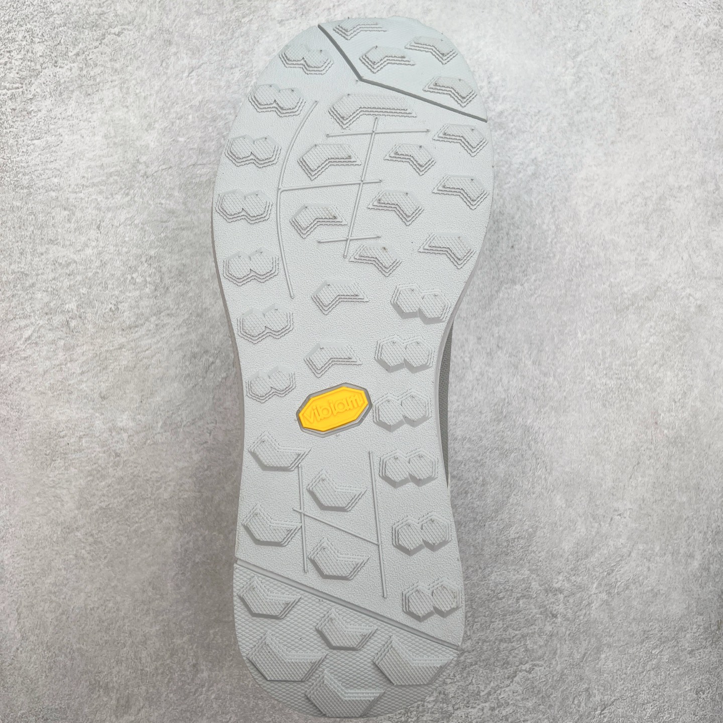 图片[9]-DESCENTE Dualis 迪桑特防水户外耐磨低帮生活休闲徒步登山鞋 DESCENTE（迪桑特）创立于1935年，品牌名取自法语词汇，意为“滑降”。品牌箭头标识代表滑雪的三种技术“高速直线滑行”、“穿越”和“侧滑”，也寓意品牌在打造高端专业运动产品中不断追求完美的创新精神，致力于成为中国高端专业滑雪、综训、女子、铁人三项、高尔夫的第一品牌。尺码：39 40 41 42 43 44 45-选品中心